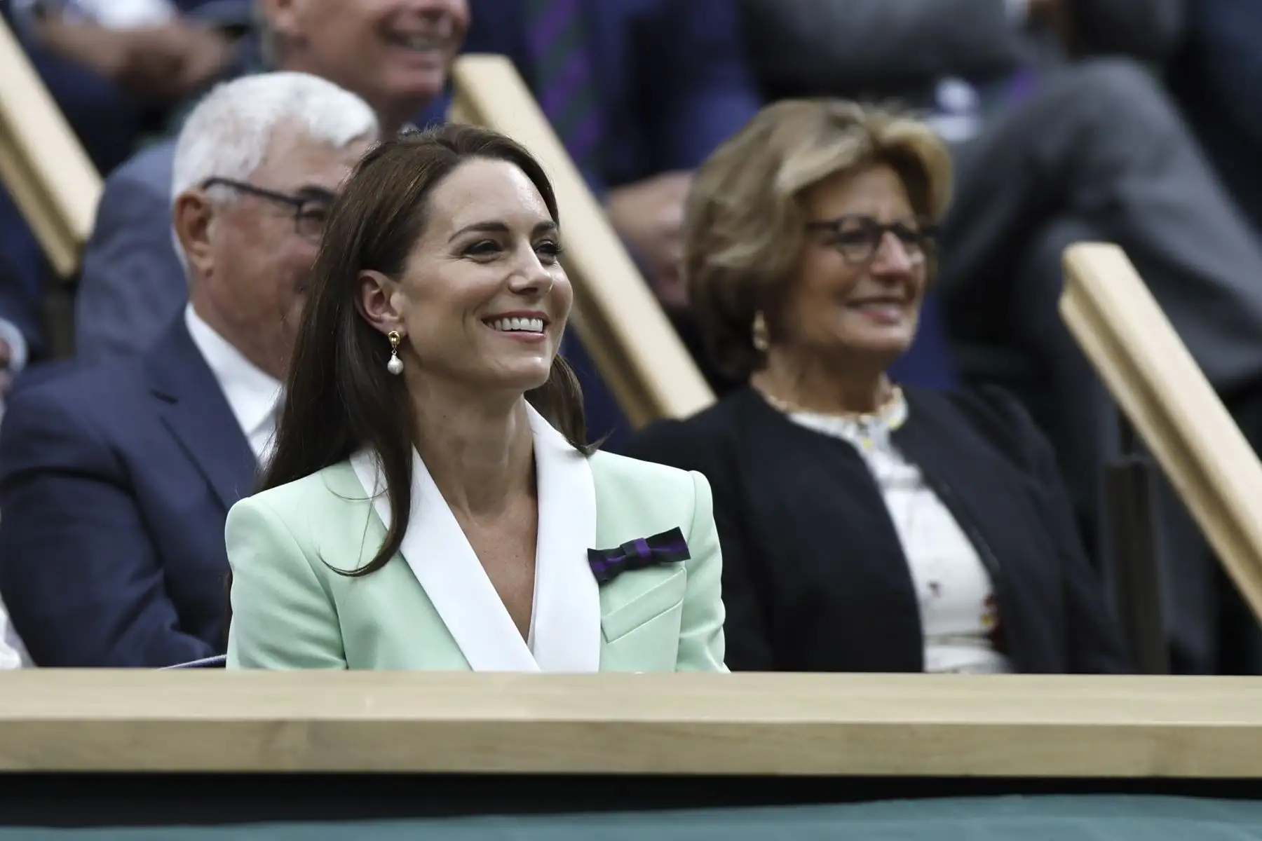 El veinte veces ganador del Grand Slams apareció este martes por la mañana en el All England Club acompañado de su mujer, Mirka Vavrinek y sus padres, para recibir un pequeño homenaje antes del partido entre Elena Rybakina y Shelby Rogers en la pista central, el cual presenciará desde el palco real en donde se encontraba la princesa de Wales, Kate Middleton.
Foto: EFE