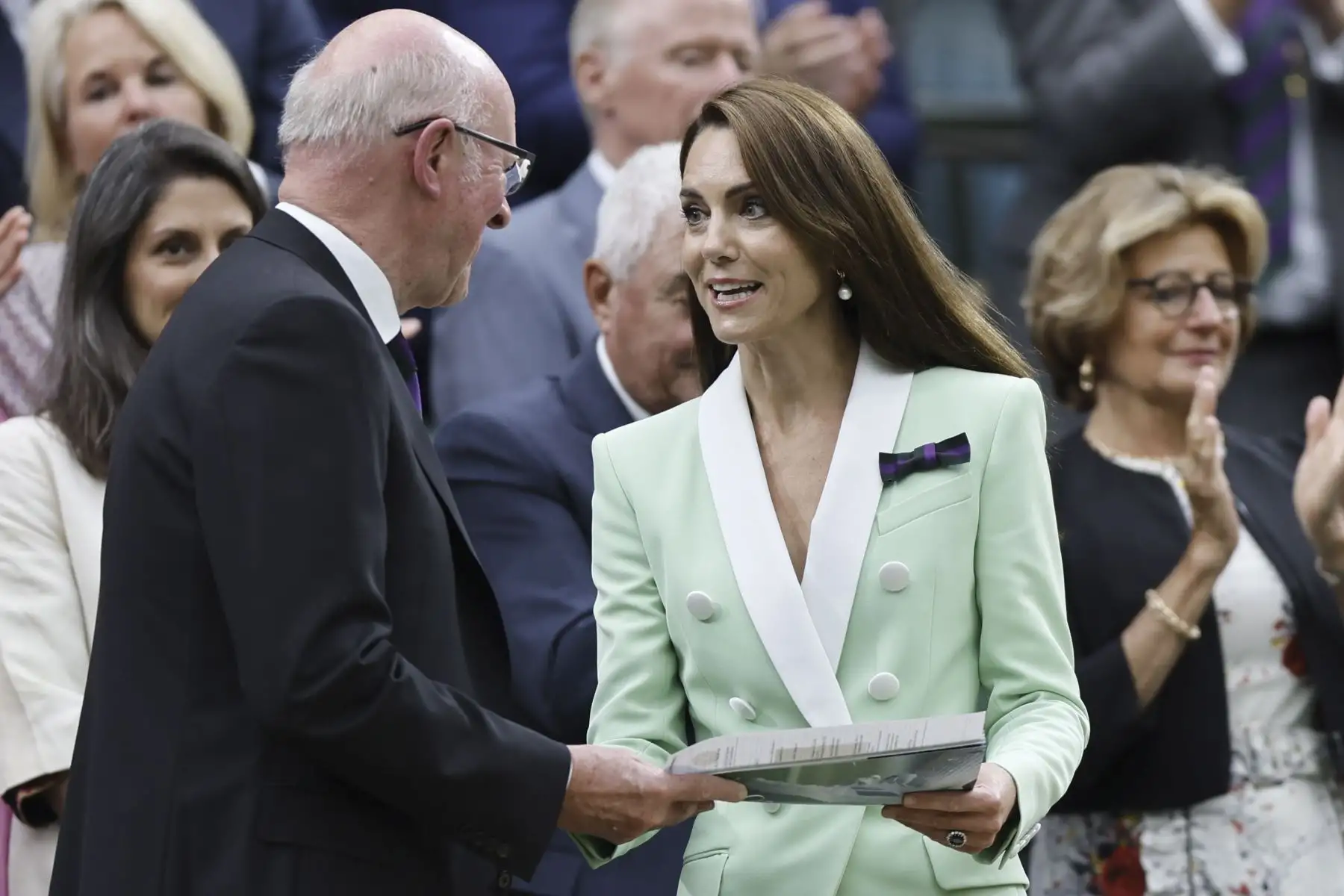 El veinte veces ganador del Grand Slams apareció este martes por la mañana en el All England Club acompañado de su mujer, Mirka Vavrinek y sus padres, para recibir un pequeño homenaje antes del partido entre Elena Rybakina y Shelby Rogers en la pista central, el cual presenciará desde el palco real en donde se encontraba la princesa de Wales, Kate Middleton.
Foto: EFE