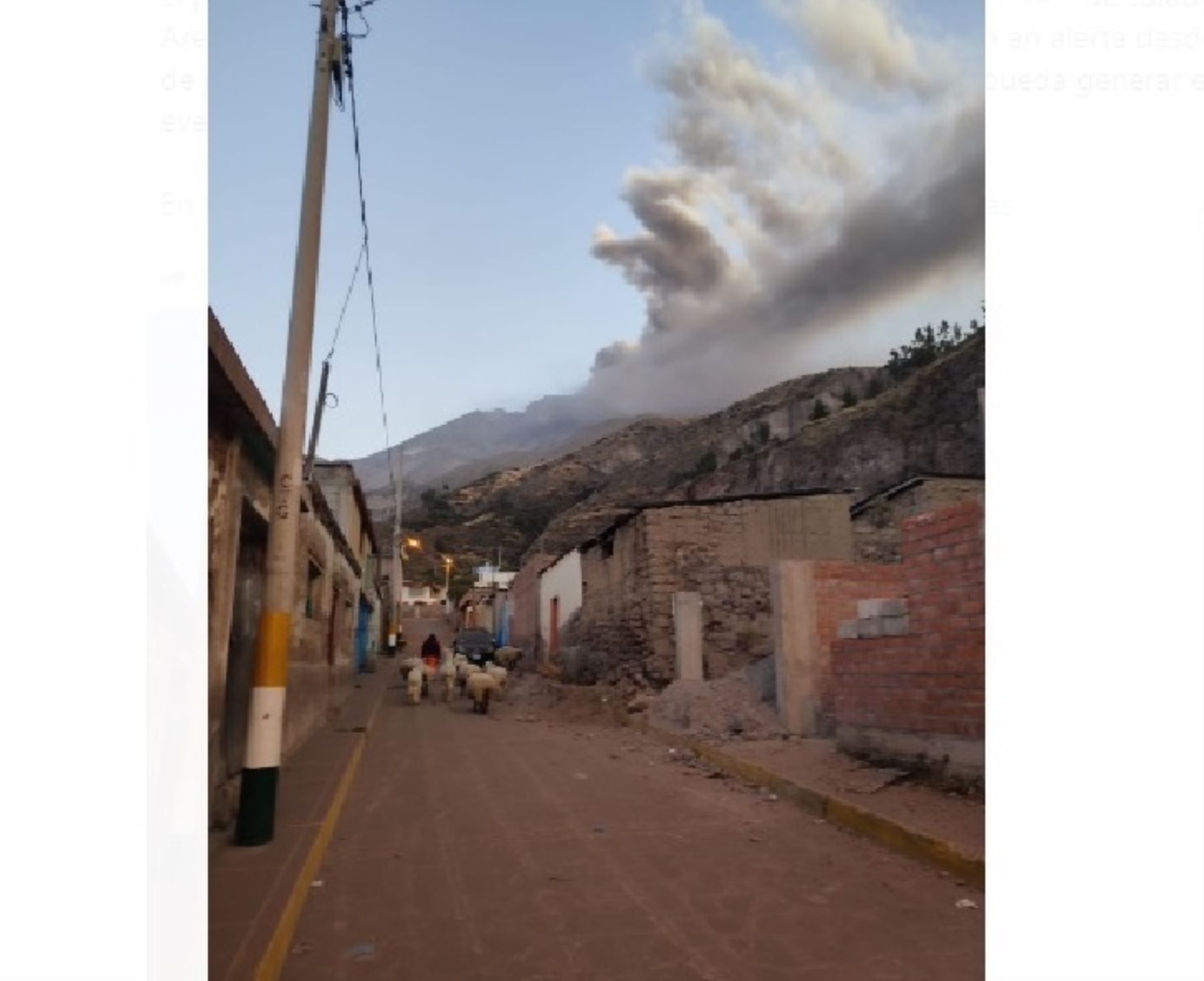 Arequipa declara en alerta roja a cuatro establecimientos de salud de la región debido a la creciente actividad eruptiva del volcán Ubinas que hoy registró dos explosiones con emisión de cenizas. ANDINA/Difusión