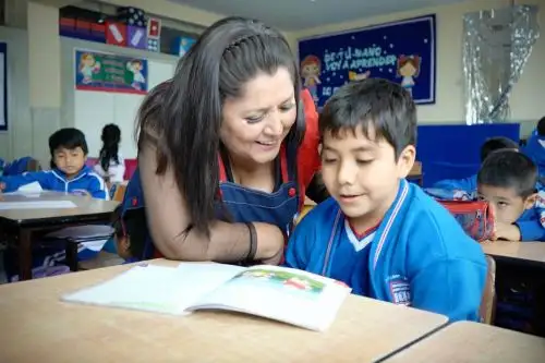 María del Pilar López Amaro maestra orgullosa enseña a niños de 6 a 8 años desde hace más de tres décadas, docente, profesora, maestra.
Foto: ANDINA/Minedu