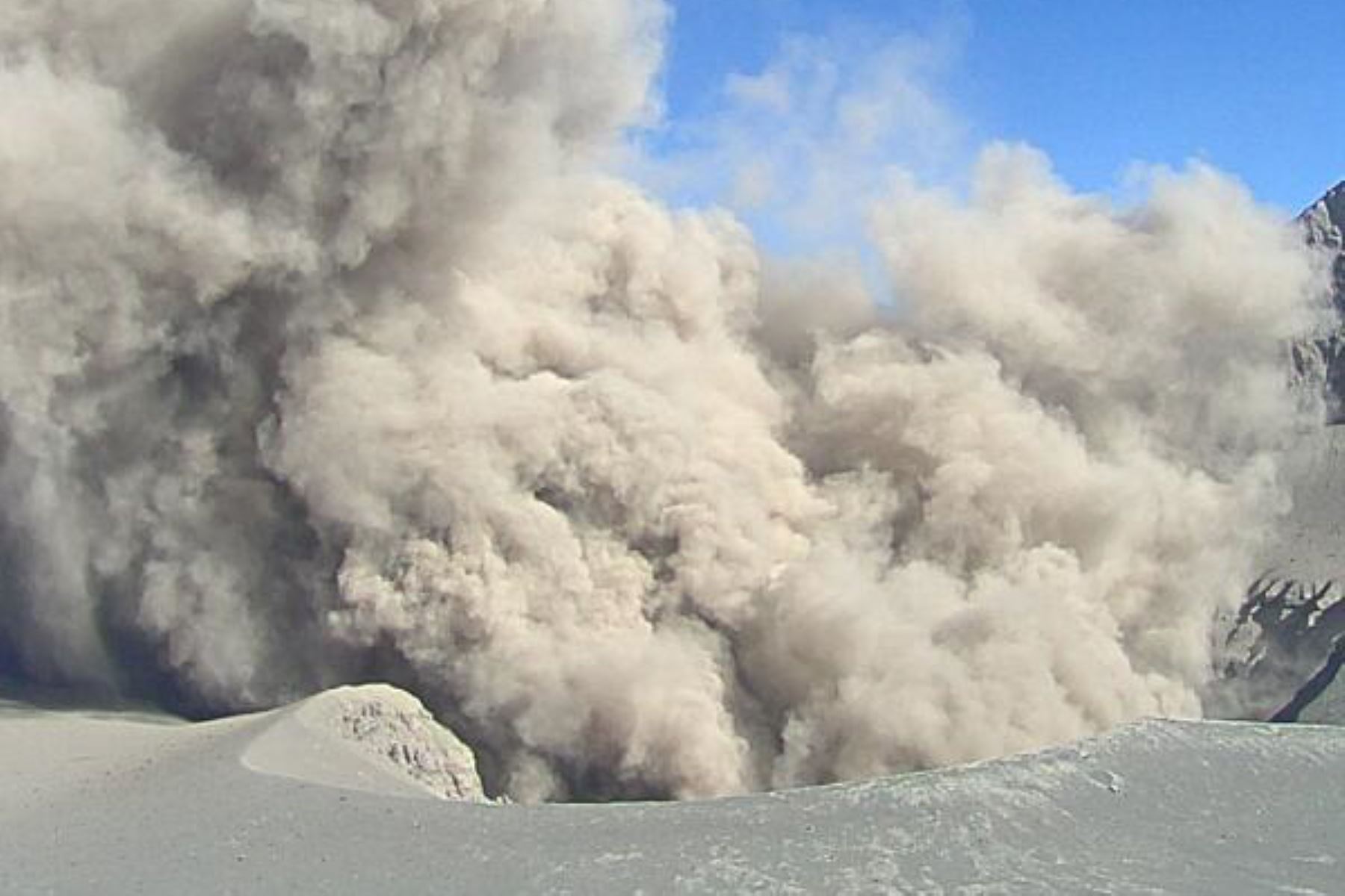 Segunda explosión del volcán Ubinas, ubicado en la región Moquegua, registrada esta tarde. Foto: Ingemmet