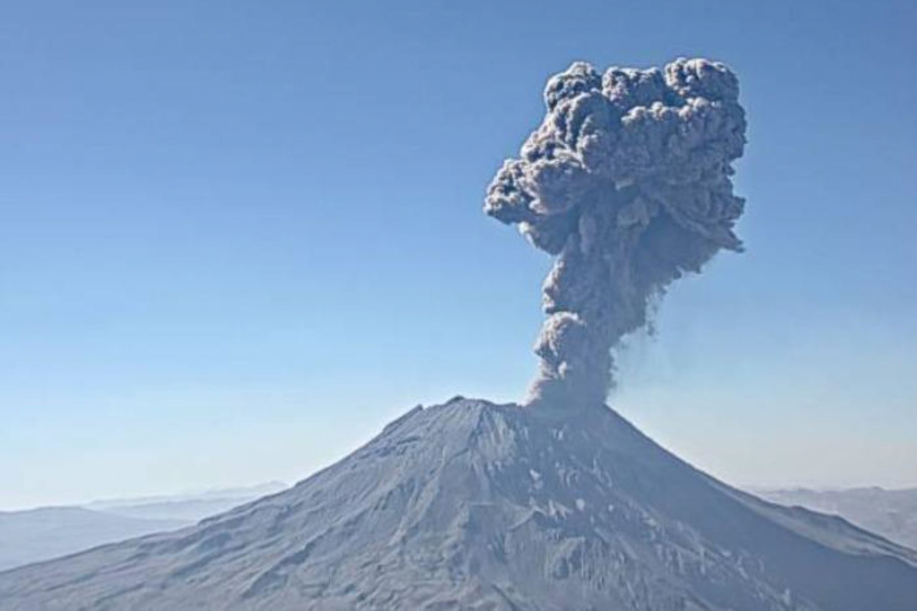 Segunda explosión del volcán Ubinas, ubicado en la región Moquegua, registrada esta tarde. Foto: Ingemmet