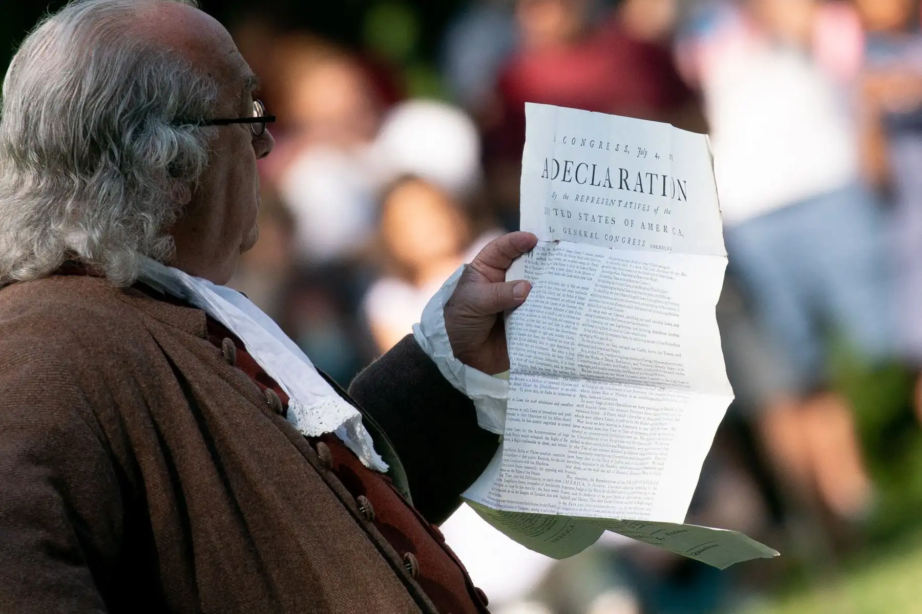 Un actor que se hace pasar por Benjamin Franklin lee la Declaración de Independencia el Día de la Independencia en Mount Vernon de George Washington en Mount Vernon, Virginia, el 4 de julio de 2023.
Foto: AFP