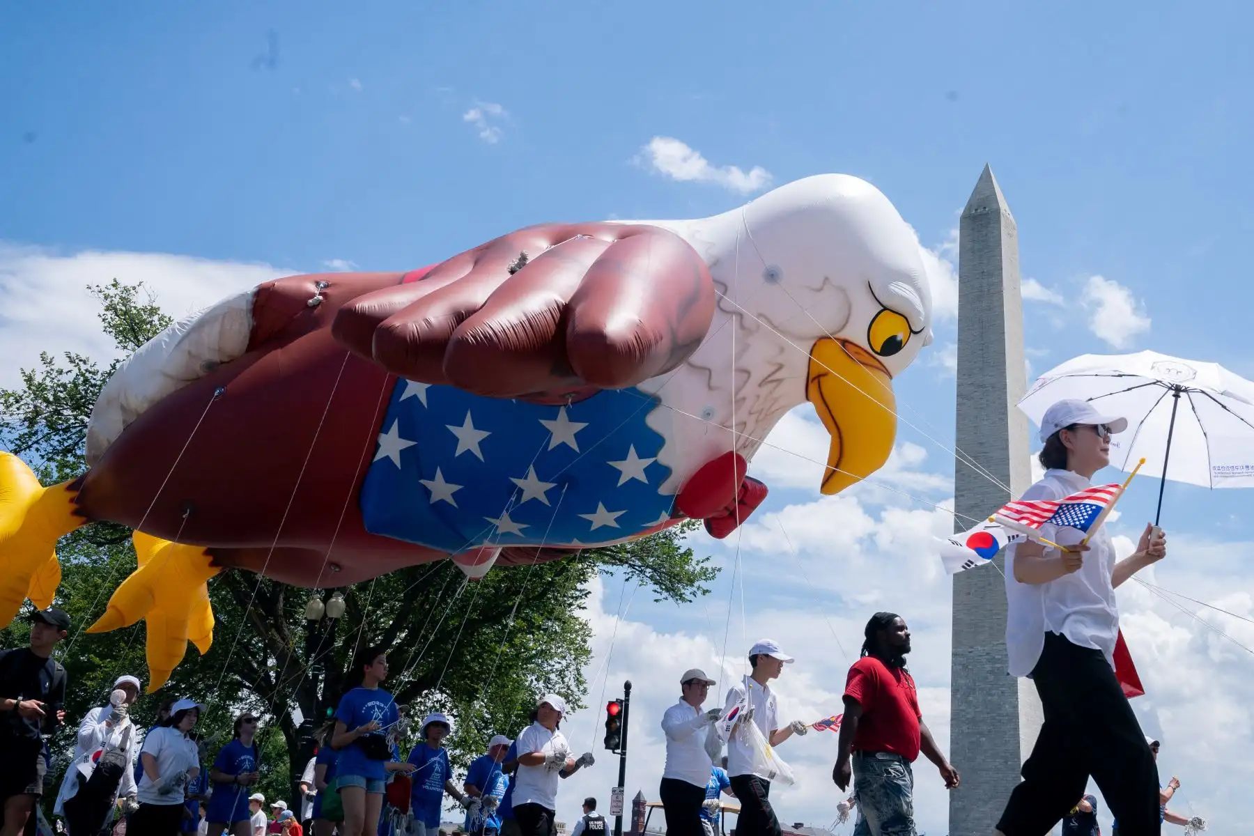 El Monumento a Washington se ve mientras los participantes marchan durante el Desfile del Día de la Independencia Nacional en Washington, DC, el 4 de julio de 2023.
Foto: AFP