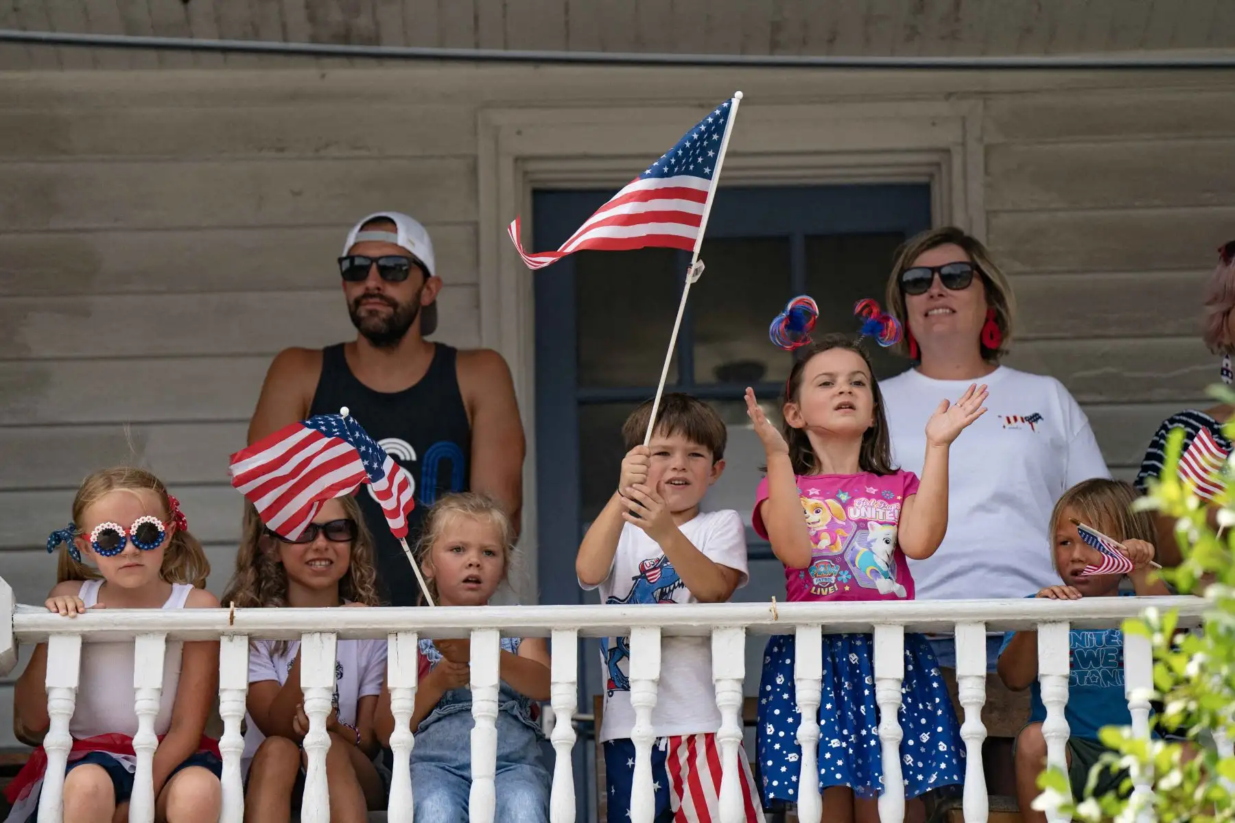 Los residentes participan en el Desfile anual del Día de la Independencia el 4 de julio de 2023 en Southport, Carolina del Norte.
Foto: AFP