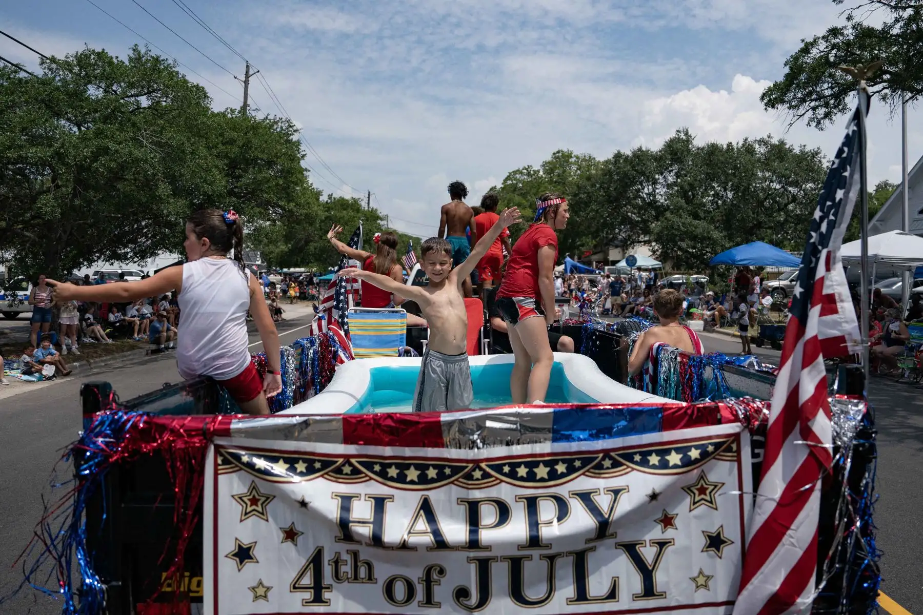 Los residentes participan en el Desfile anual del Día de la Independencia el 4 de julio de 2023 en Southport, Carolina del Norte.
Foto: AFP