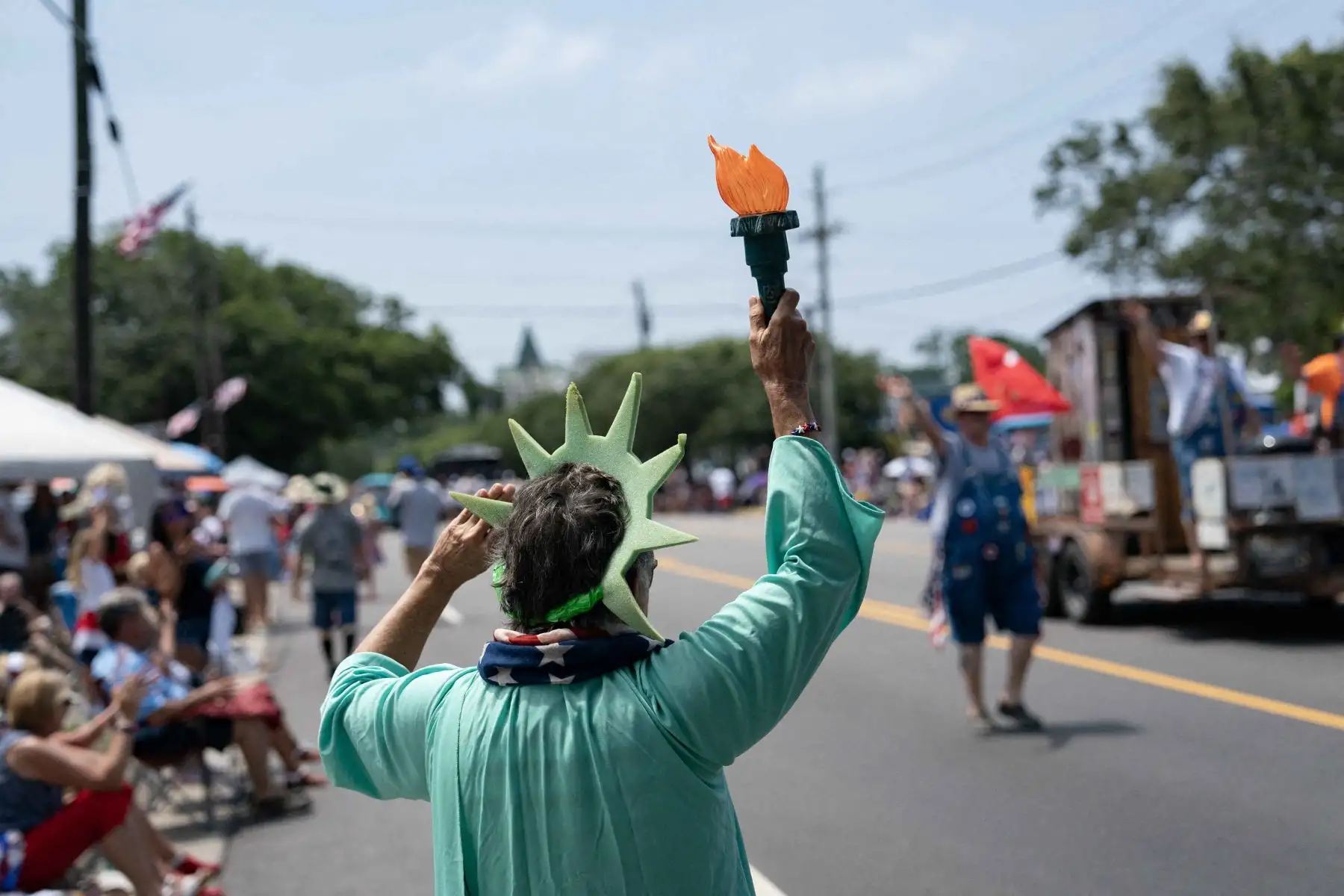 Los residentes participan en el Desfile anual del Día de la Independencia el 4 de julio de 2023 en Southport, Carolina del Norte.
Foto: AFP