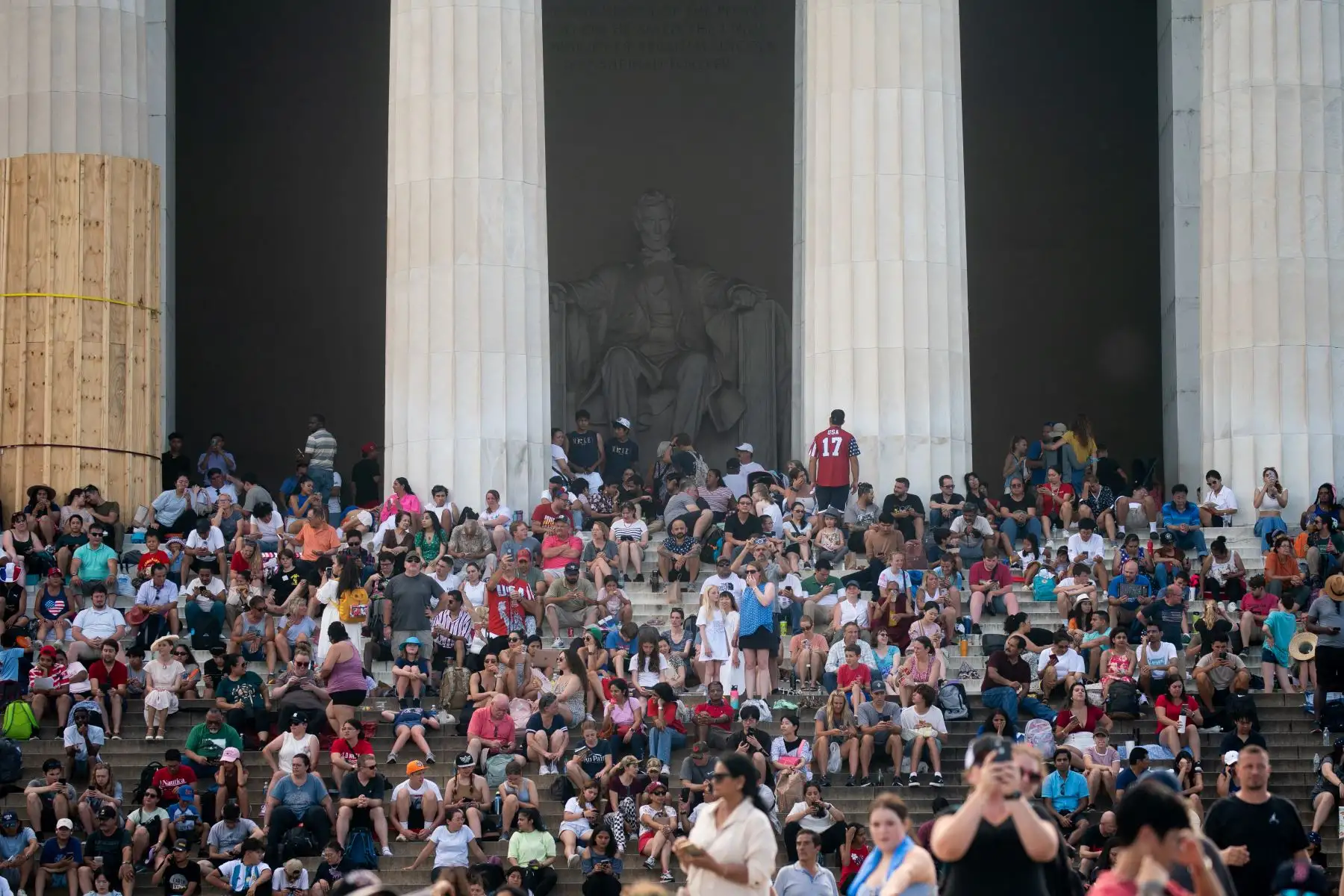 Los espectadores se reúnen en el Monumento a Lincoln para esperar los fuegos artificiales del Día de la Independencia en Washington, DC, el 4 de julio de 2023.
Foto: AFP