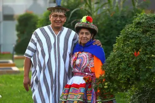 Alicia Cisneros Quispe, maestra quechua y especialista en lenguas andinas del Minedu y Leo Almonacid Leya, maestro ashaninka y especialista en lenguas amazónicas del Minedu. Foto: ANDINA/Eddy Ramos