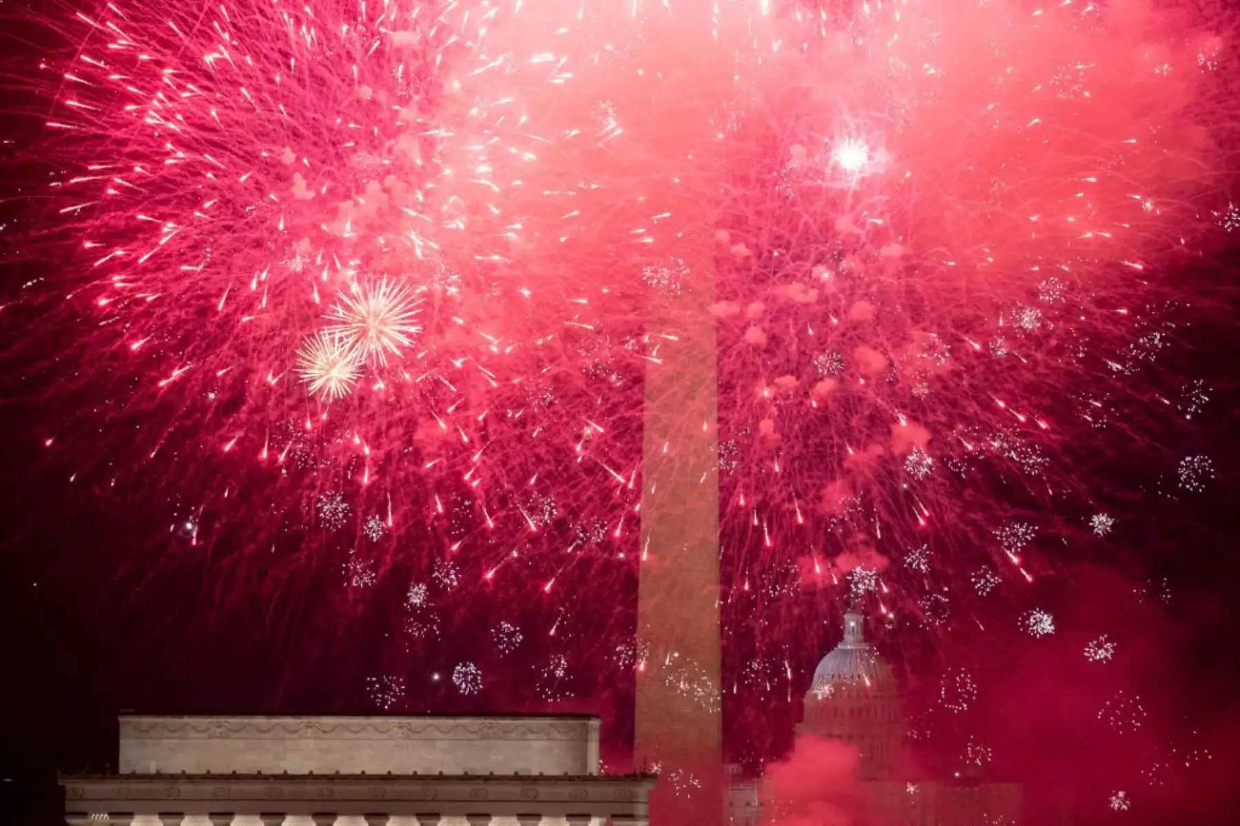 Los fuegos artificiales estallan sobre el Monumento a Washington durante la exhibición de fuegos artificiales del Día de la Independencia a lo largo del National Mall en Washington, DC. Foto: AFP