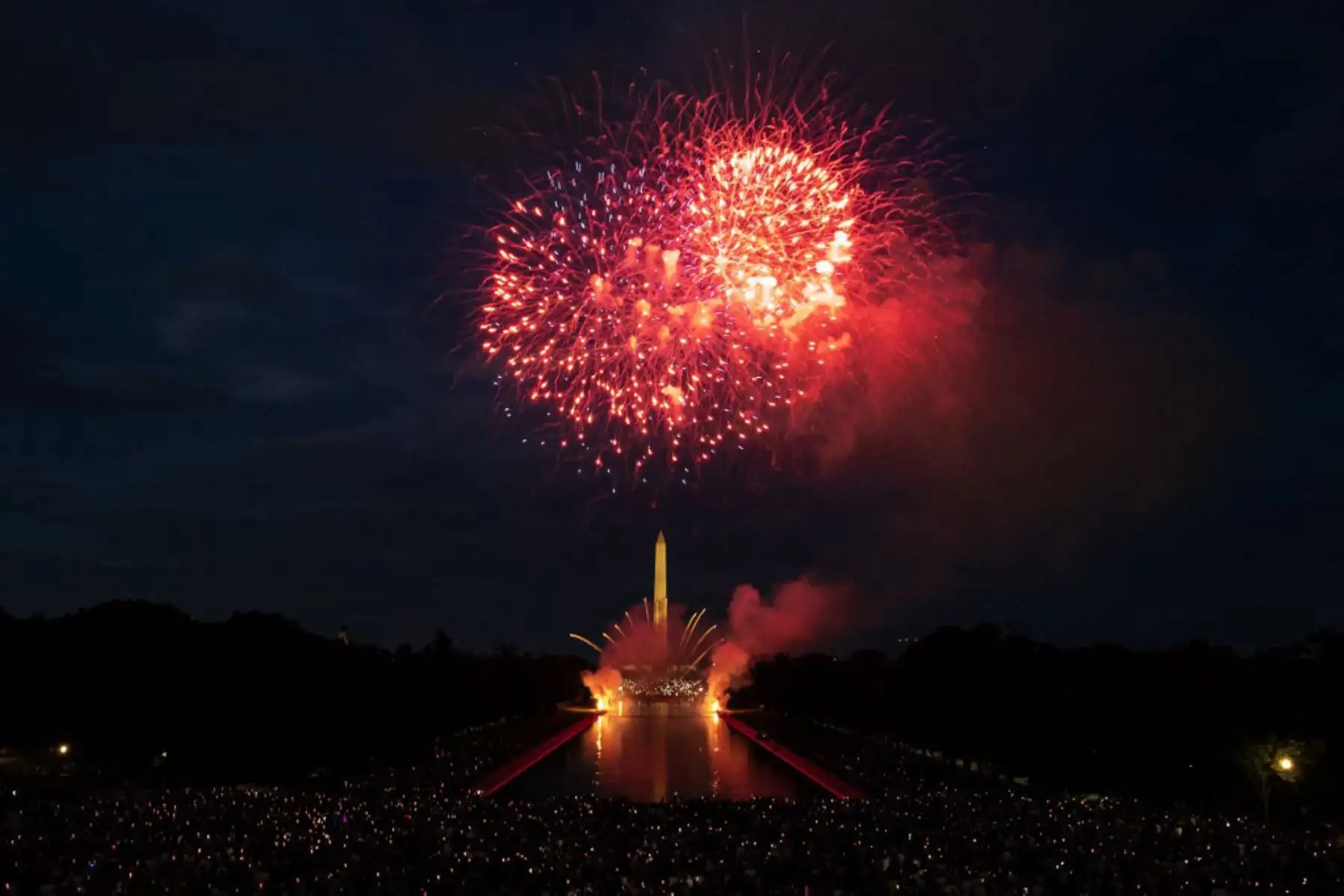 Los fuegos artificiales estallan sobre el Monumento a Washington durante la exhibición de fuegos artificiales del Día de la Independencia a lo largo del National Mall en Washington, DC. Foto: AFP