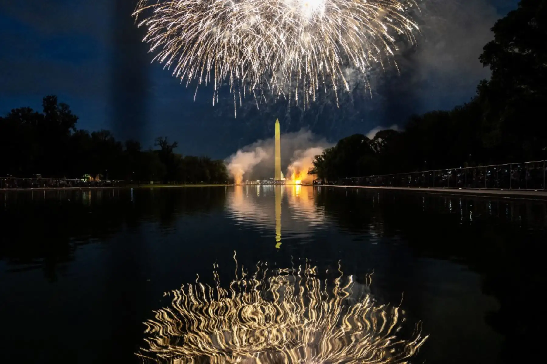 Los fuegos artificiales estallan sobre el Monumento a Washington durante la exhibición de fuegos artificiales del Día de la Independencia a lo largo del National Mall en Washington, DC. Foto: AFP