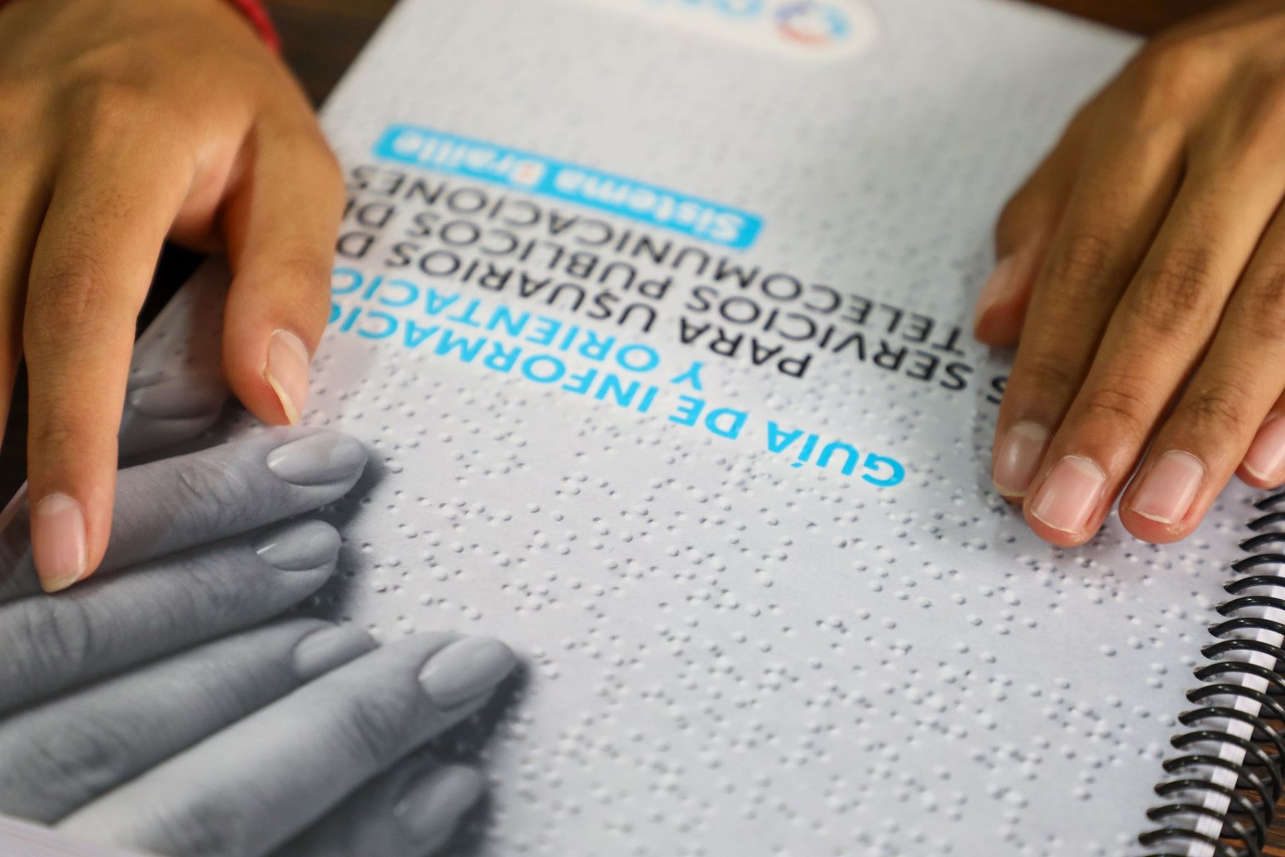 Guía informativa en sistema braille sobre derechos de usuarios.
