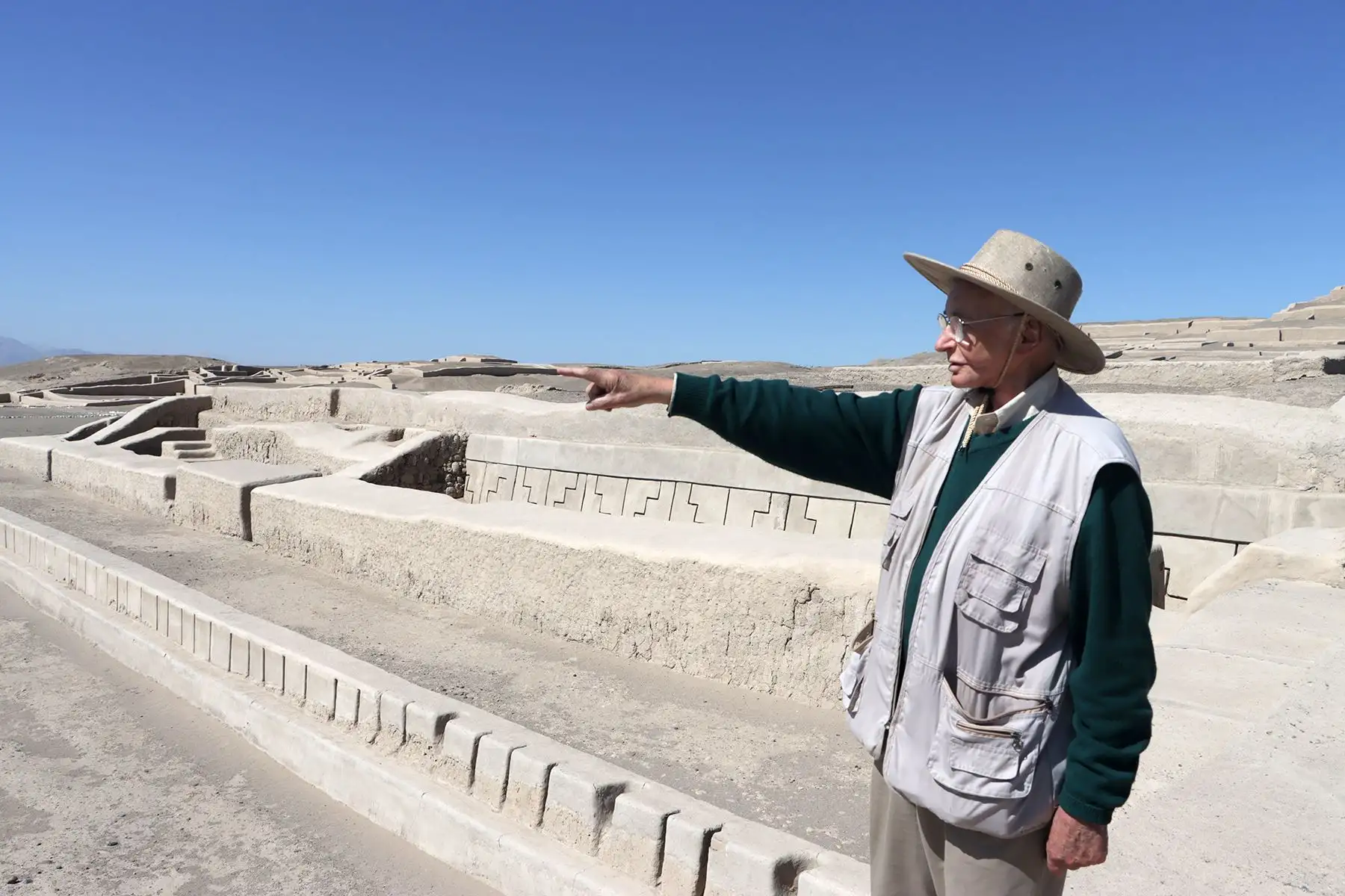 Giuseppe Orefici, arqueólogo italiano, muestra el centro ceremonial de Cahuachi de la cultura Nasca.  Cahuachi floreció entre los 400 a.C. hasta los 450 d.C. Luego se convirtió en necrópolis. Su nombre significa lugar donde viven los videntes.  Foto: Diario Oficial El Peruano / Braian Reyna