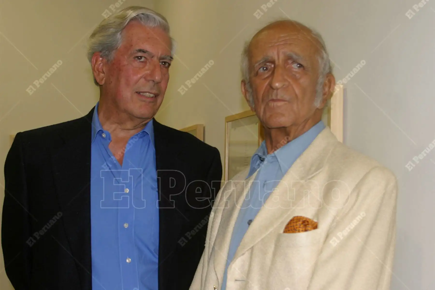 Lima - 9 febrero 2005 / Mario Vargas Llosa y Fernando de Szyszlo se reunieron  para presentar una de sus más recientes creaciones,
Estatua Viva, un libro de edición limitada que consta de un poema del escritor universal y tres litografías del célebre pintor. Foto: Diario Oficial El Peruano / Vidal Tarqui