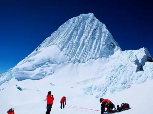 Agentes de la Dependencia de Salvamento de Alta Montaña de la Policía Nacional recuperaron el cadáver del turista norteamericano que falleció en el nevado Alpamayo, en Áncash. ANDINA/Difusión