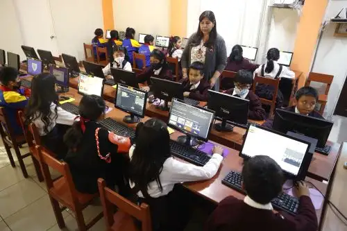 Innovación Pedagógica de la Institución Educativa República de Venezuela, ubicada en Arequipa, lidera un proyecto educativo que busca integrar Inteligencia Artificial y robótica en las aulas. Foto: ANDINA/Vidal Tarqui