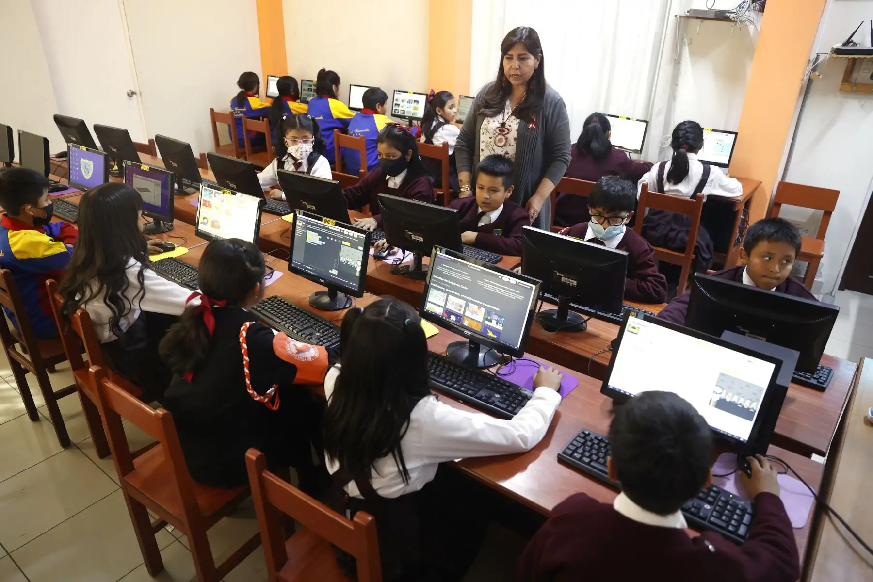 Innovación Pedagógica de la Institución Educativa República de Venezuela, ubicada en Arequipa, lidera un proyecto educativo que busca integrar Inteligencia Artificial y robótica en las aulas. Foto: ANDINA/Vidal Tarqui