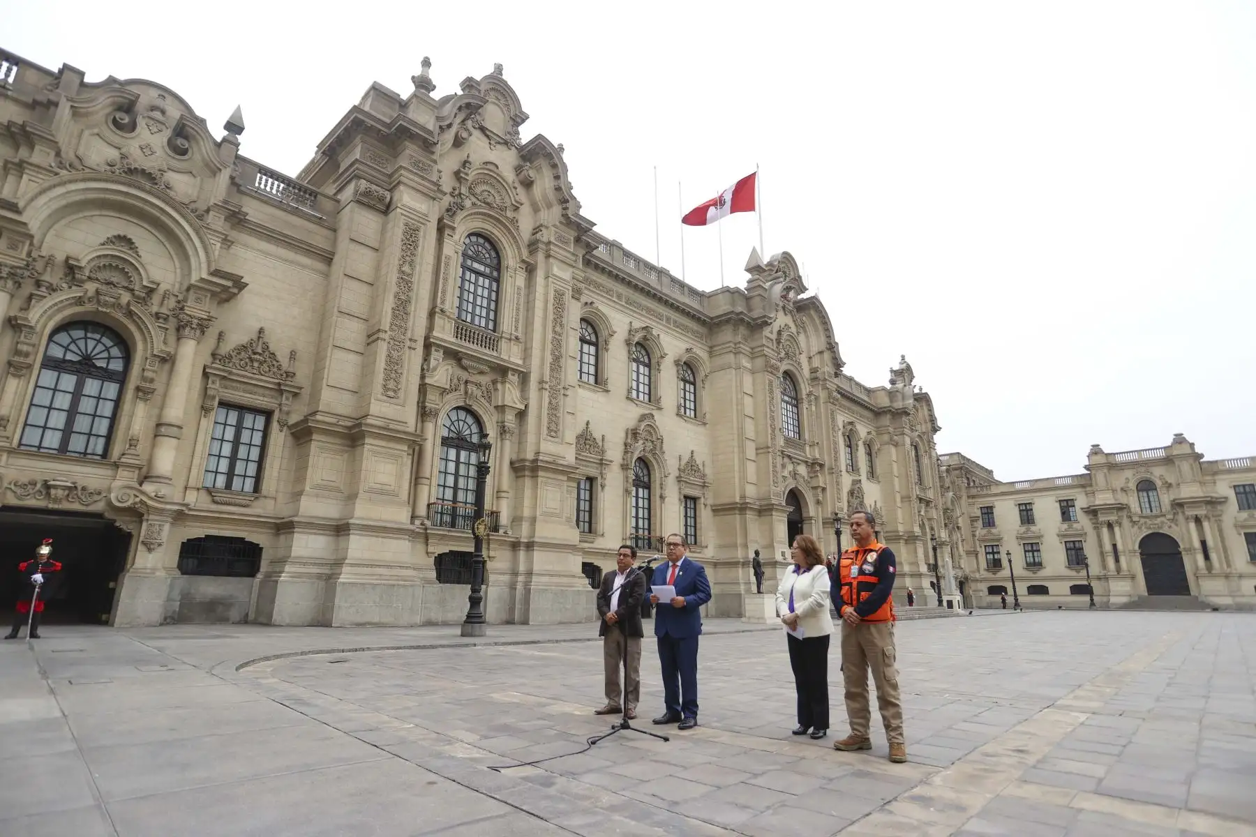 Tras la sesión del Consejo de Ministros, el premier Alberto Otárola informa la aprobación de la declaratoria de Estado de Emergencia en algunos distritos de Moquegua por el peligro inminente ante el proceso eruptivo del volcán Ubinas.
Foto: ANDINA/PCM