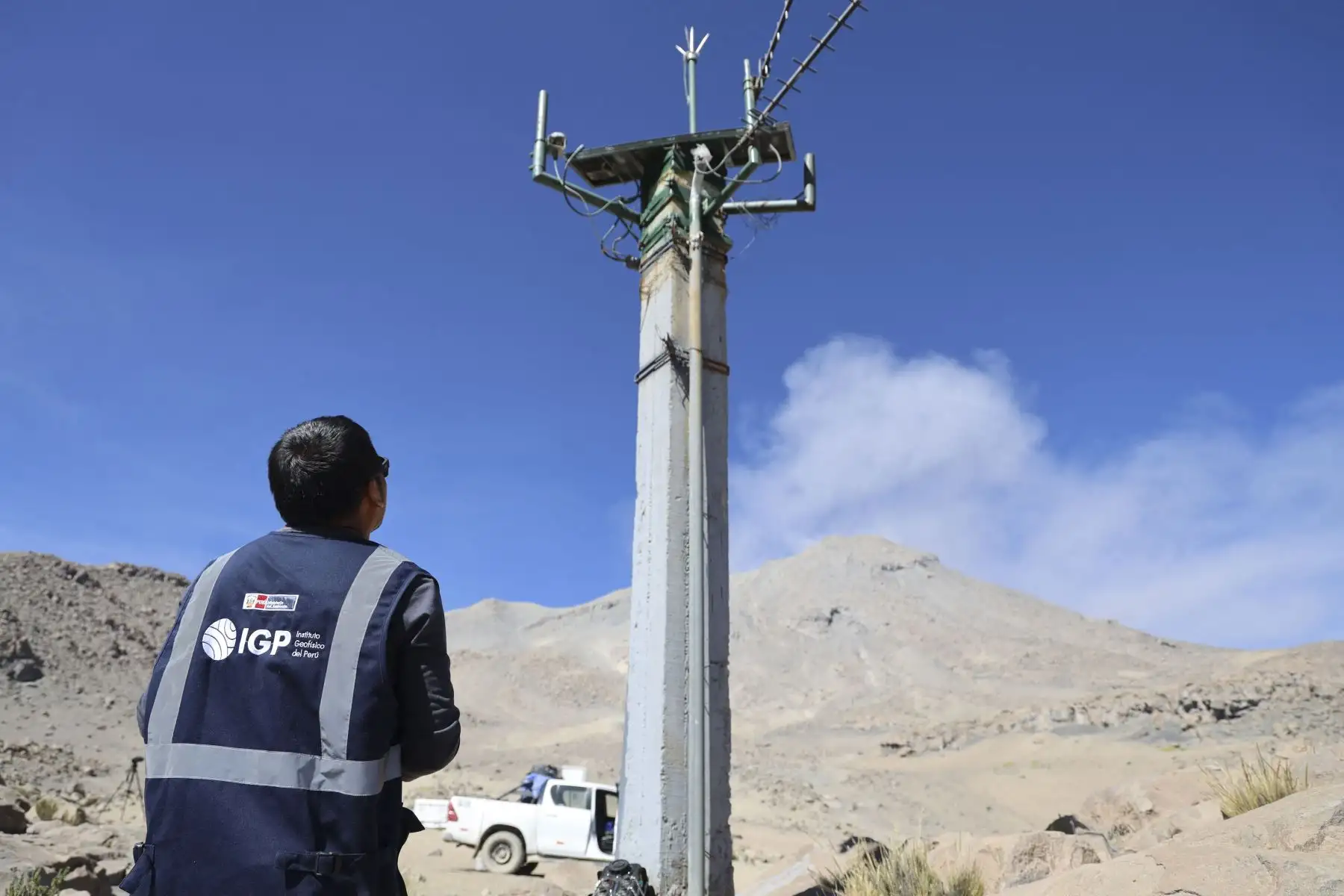 Integrantes del Instituto Geofísico del Perú (IGP) realizan inspecciones en sus estaciones de monitoreo tras el inicio del proceso eruptivo del volcán Ubinas en la región de Moquegua, al sur de Perú, el 5 de julio de 2023.