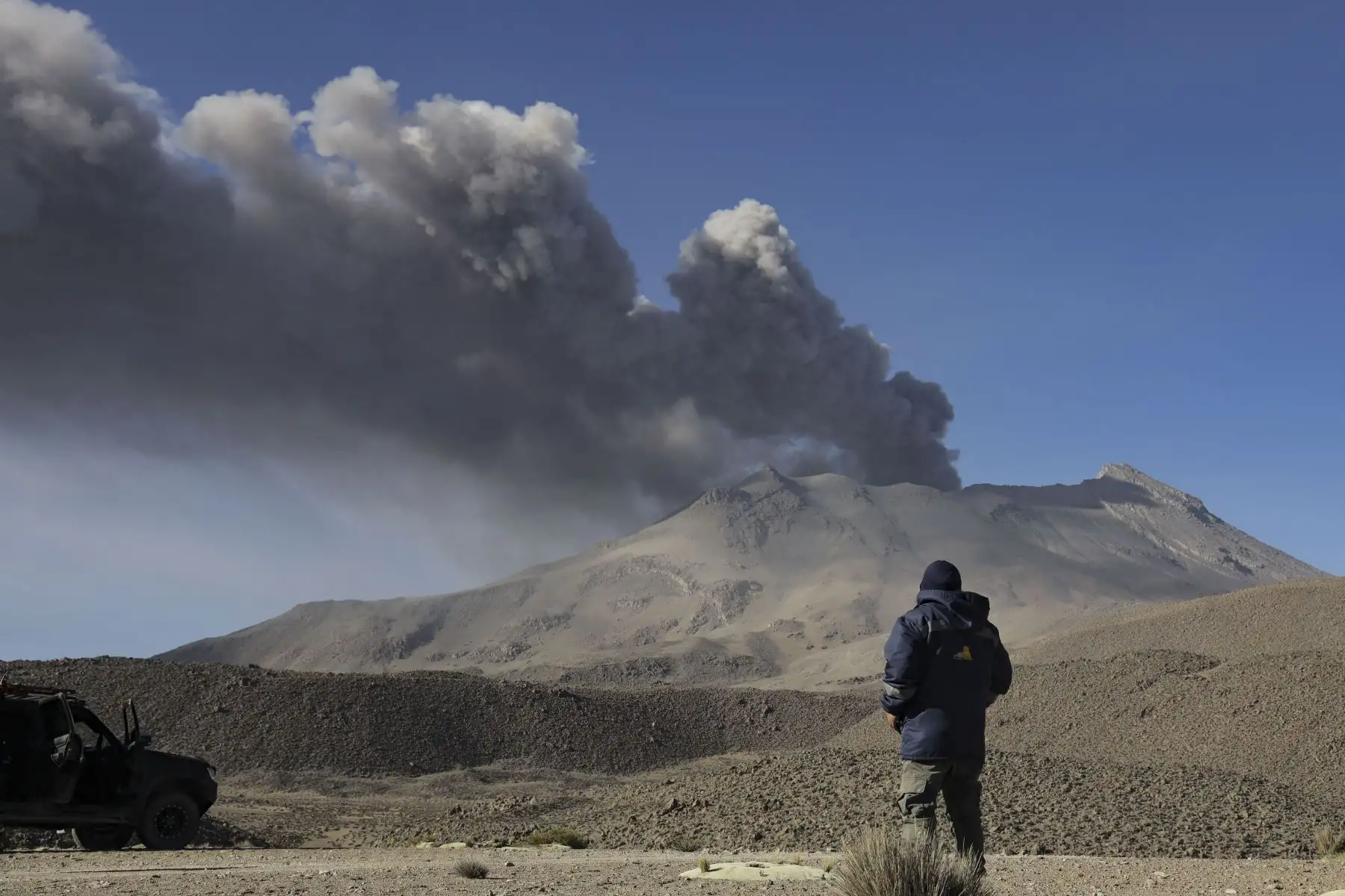 Un hombre observa una pila de humo y cenizas que se elevan desde el cráter del volcán Ubinas, ubicado en la región de Moquegua, en el sur de Perú, el 5 de julio de 2023.
Foto: AFP