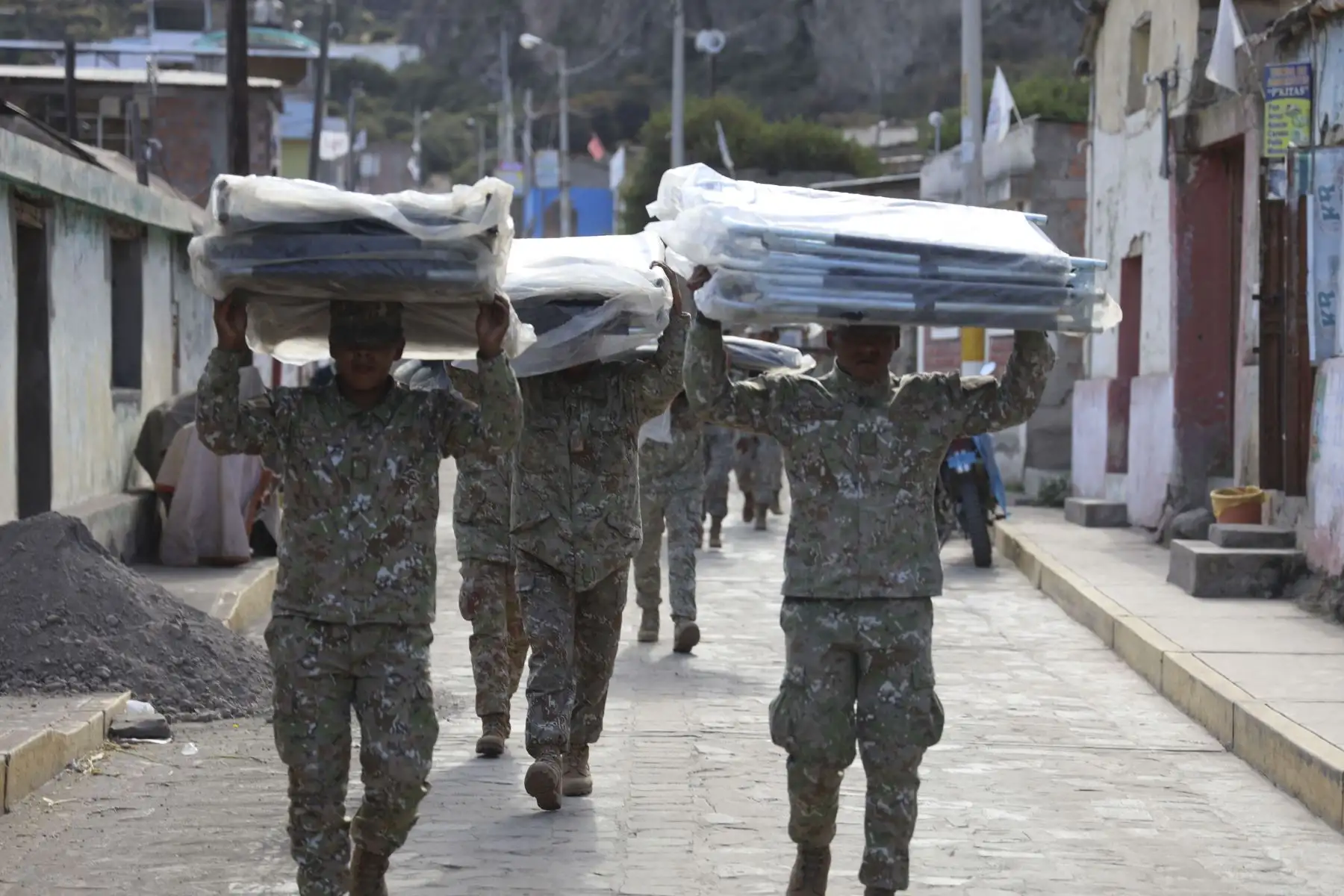 Miembros de las fuerzas armadas distribuyen ayuda para refugios y familias después del inicio del proceso eruptivo del volcán Ubinas en la región de Moquegua, en el sur de Perú, el 5 de julio de 2023.
Foto: AFP