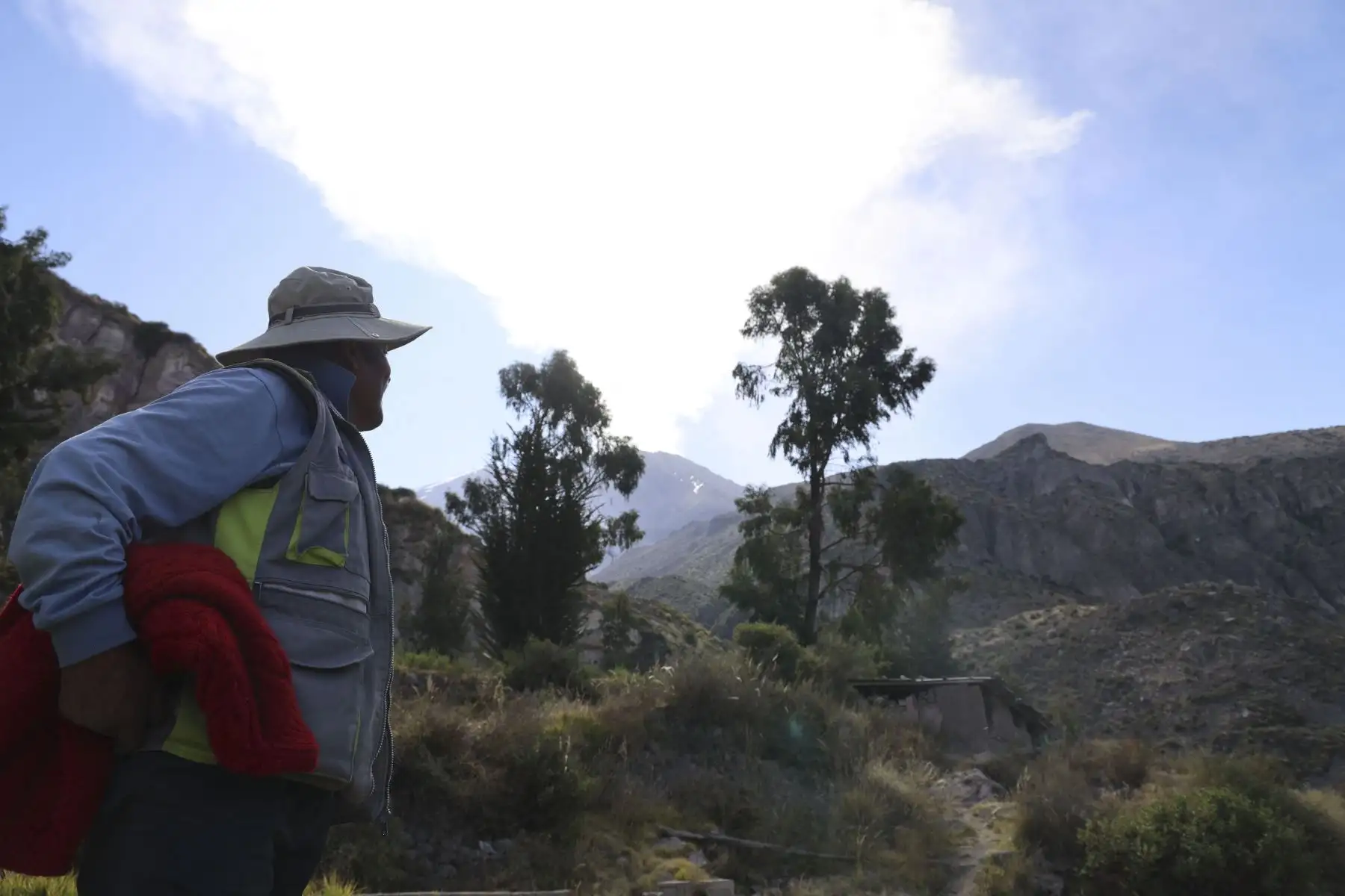 Un agricultor observa la columna de humo y ceniza que se eleva desde el volcán Ubinas en la región de Moquegua, en el sur de Perú, el 5 de julio de 2023.
Foto: AFP