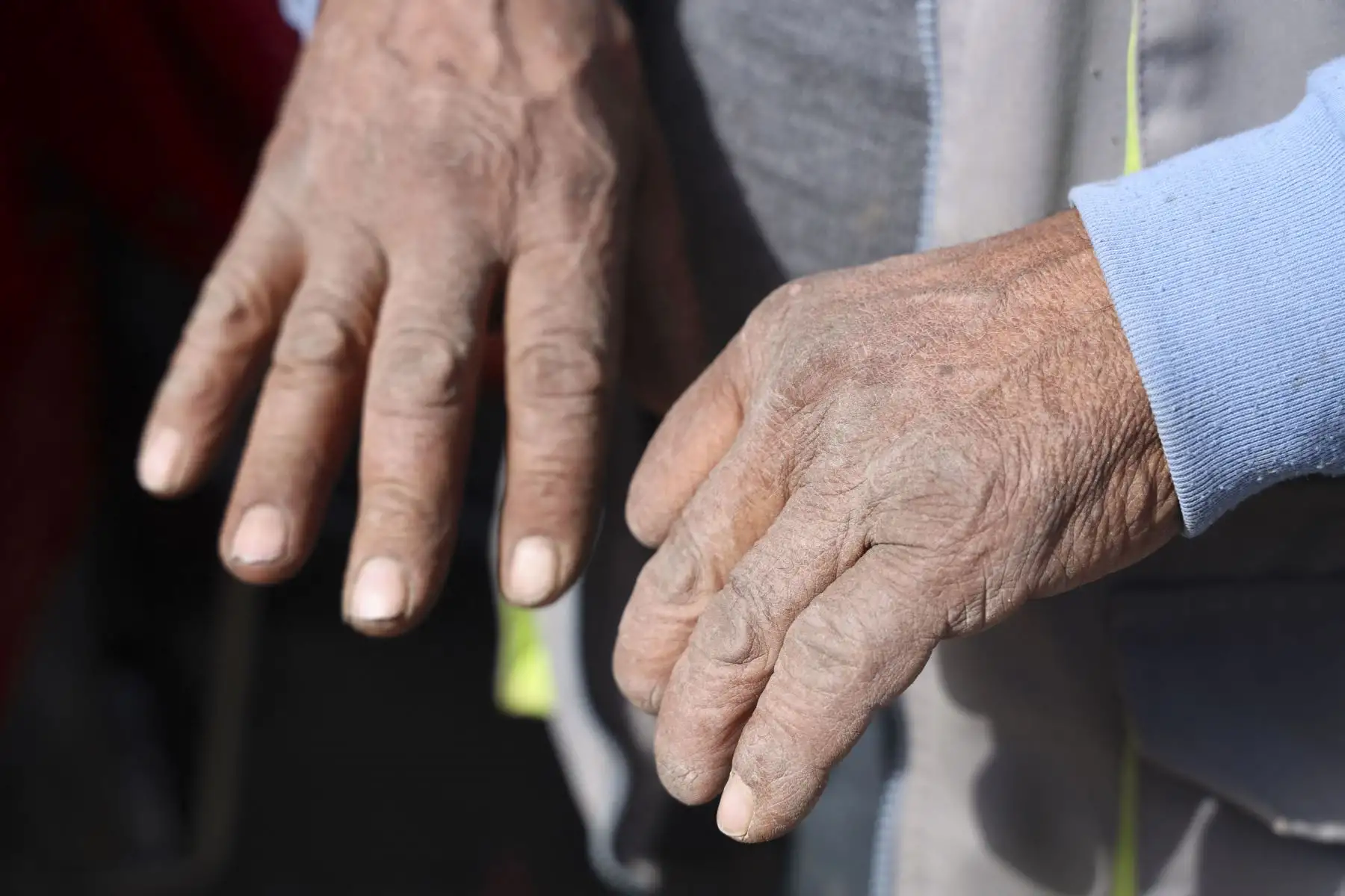 Un anciano muestra sus manos afectadas por las condiciones climáticas y la ceniza después del inicio del proceso eruptivo del volcán Ubinas en la región de Moquegua, en el sur de Perú, el 5 de julio de 2023.
Foto:AFP