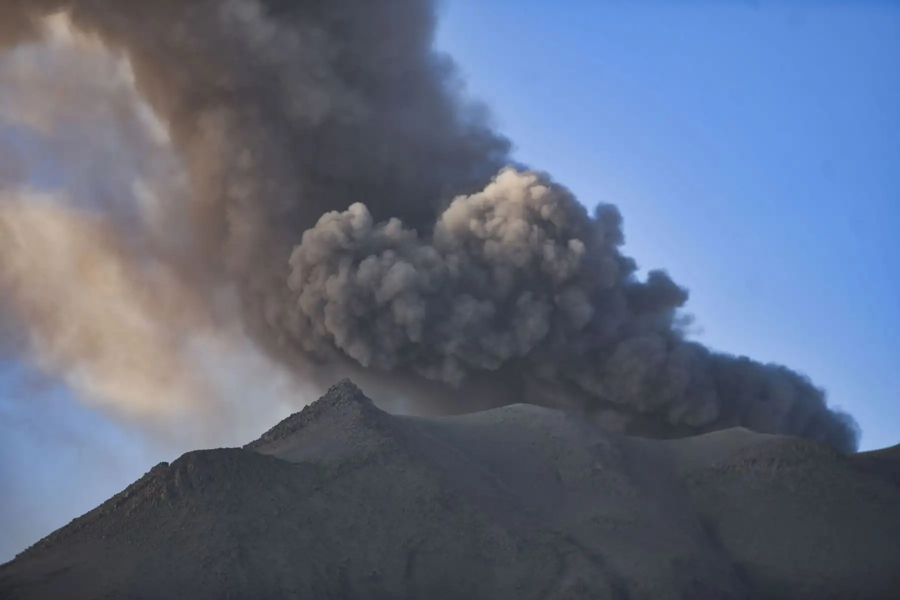 Una columna de humo y cenizas se eleva desde el cráter del volcán Ubinas, ubicado en la región de Moquegua, en el sur de Perú, el 5 de julio de 2023.
Foto: AFP