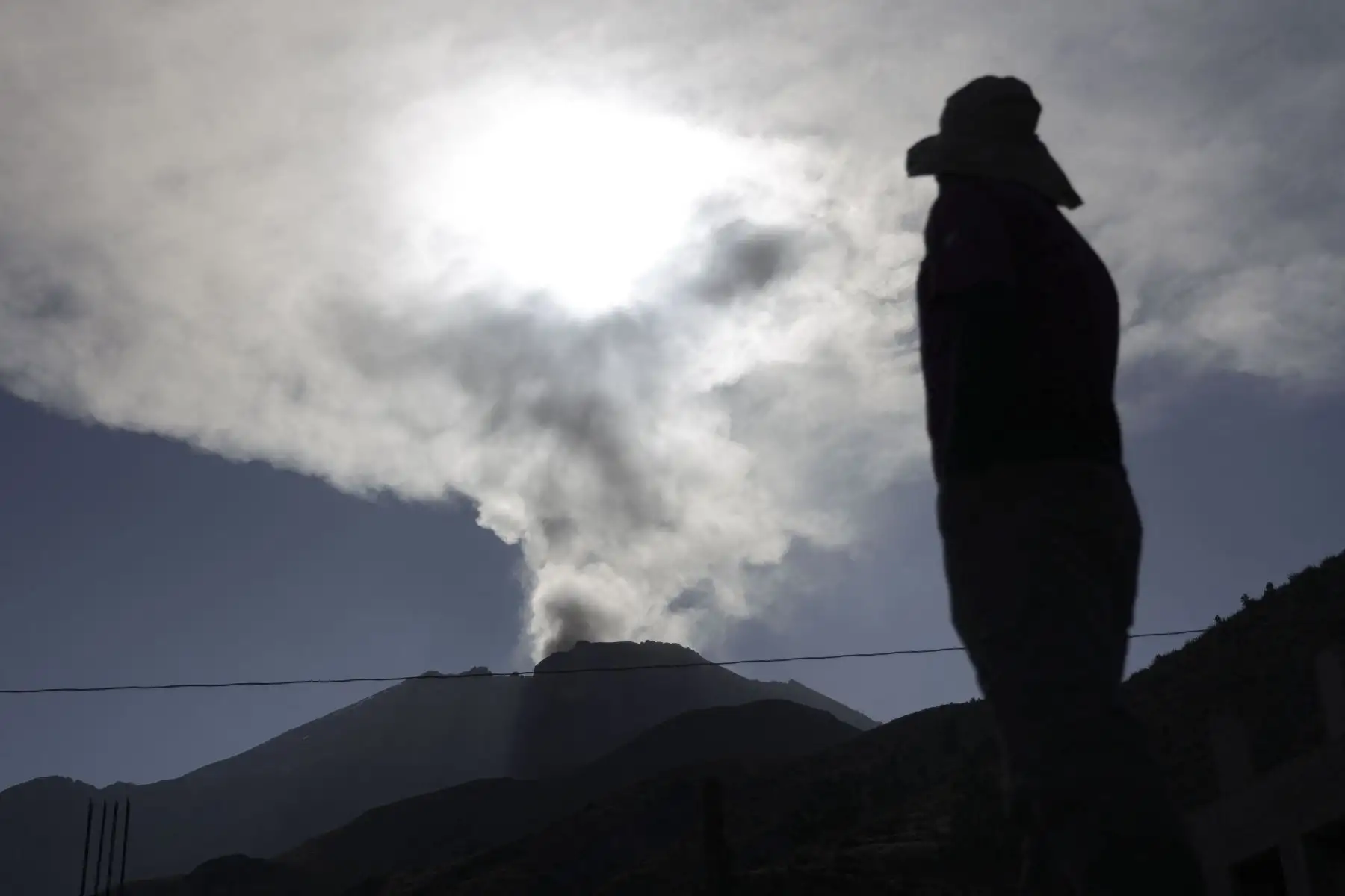 Un agricultor observa la columna de humo y ceniza que se eleva desde el volcán Ubinas en la región de Moquegua, en el sur de Perú, el 5 de julio de 2023.
Foto: AFP