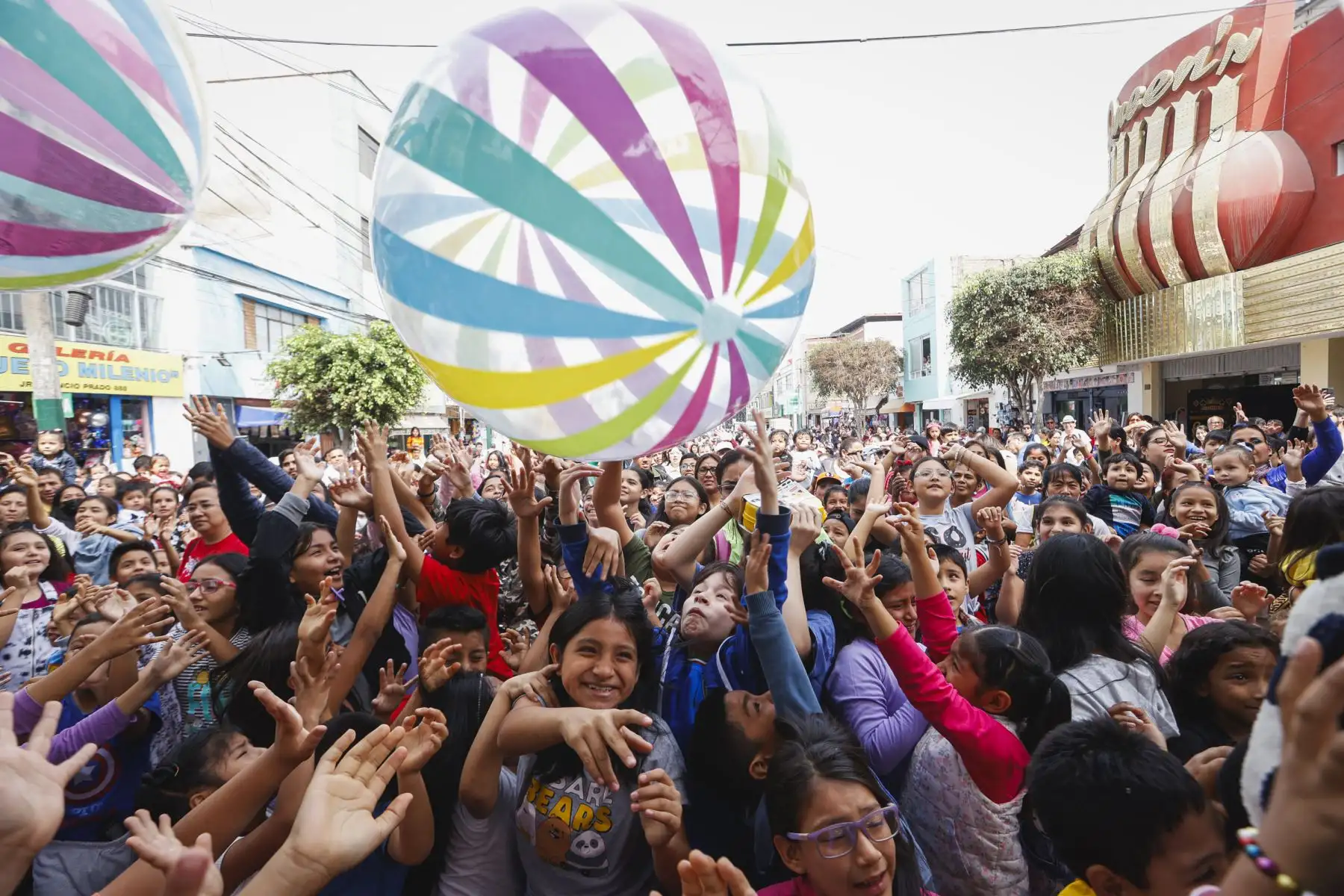 La municipalidad de Magdalena del Mar programó una seríe de actividades artísticas y culturales para los vecinos para celebrar el 151° aniversario del distrito. De esta manera, se realizaron las presentaciones del elenco de la Escuela Nacional de Folclore “José María Arguedas”, de Max Castro, Marisol y la Magia del Norte, Pedro Suárez Vértiz-La Banda, Hernán Vidaurre, los Hermanos Yaipén, el Show infantil de la china y así como un sesión solemne presidida por el alcalde del distrito Francis Allison.
Foto: ANDINA/Muni Magdalena del Mar