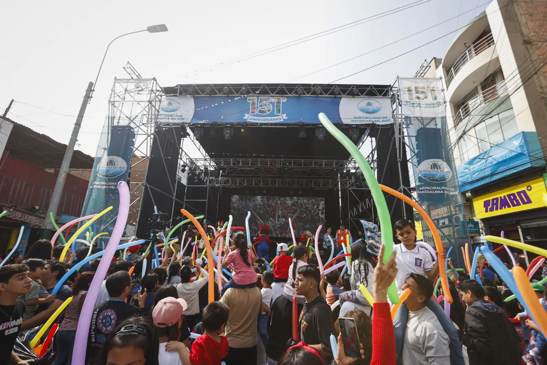 La municipalidad de Magdalena del Mar programó una seríe de actividades artísticas y culturales para los vecinos para celebrar el 151° aniversario del distrito. De esta manera, se realizaron las presentaciones del elenco de la Escuela Nacional de Folclore “José María Arguedas”, de Max Castro, Marisol y la Magia del Norte, Pedro Suárez Vértiz-La Banda, Hernán Vidaurre, los Hermanos Yaipén, el Show infantil de la china y así como un sesión solemne presidida por el alcalde del distrito Francis Allison.
Foto: ANDINA/Muni Magdalena del Mar