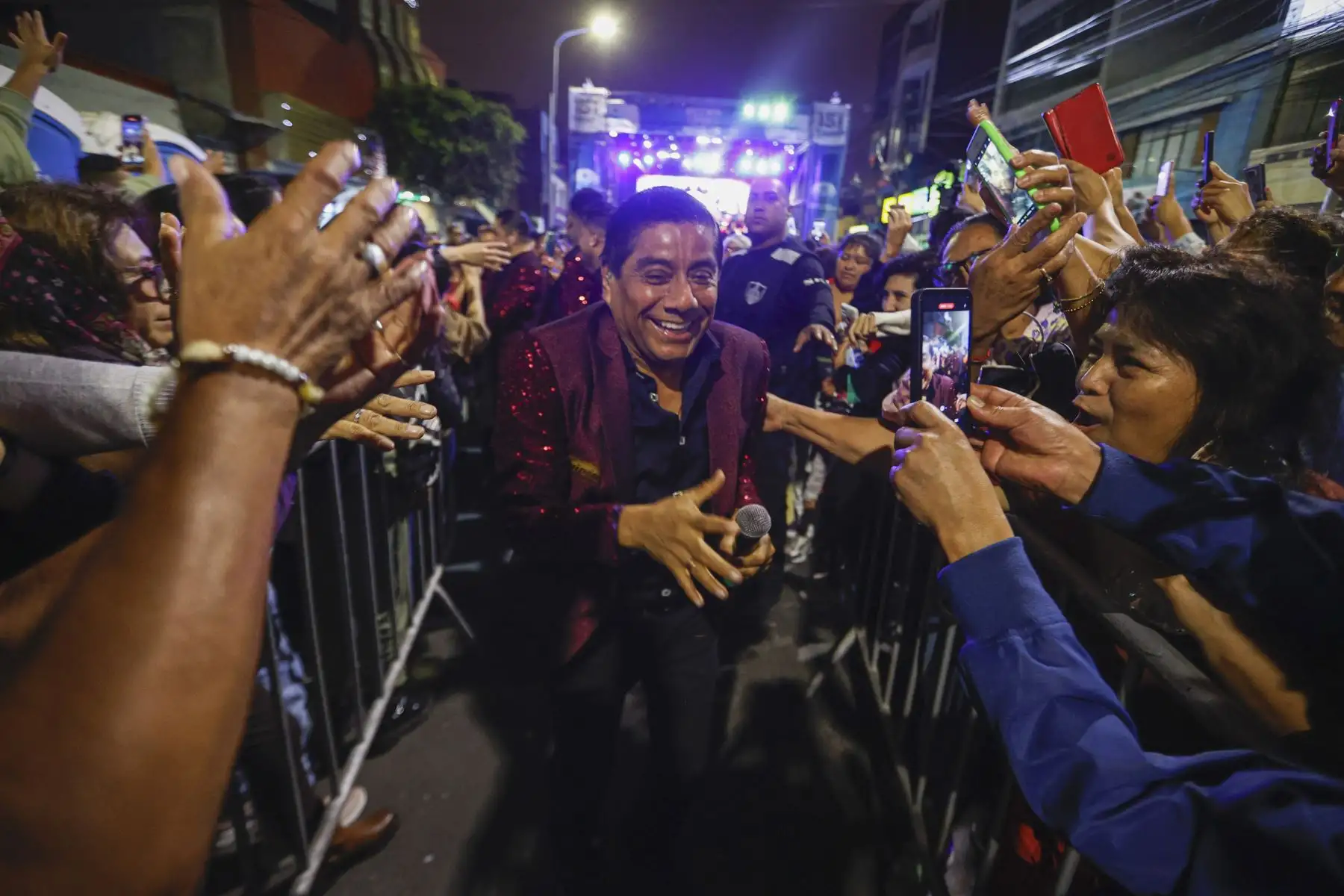 La municipalidad de Magdalena del Mar programó una seríe de actividades artísticas y culturales para los vecinos para celebrar el 151° aniversario del distrito. De esta manera, se realizaron las presentaciones del elenco de la Escuela Nacional de Folclore “José María Arguedas”, de Max Castro, Marisol y la Magia del Norte, Pedro Suárez Vértiz-La Banda, Hernán Vidaurre, los Hermanos Yaipén, el Show infantil de la china y así como un sesión solemne presidida por el alcalde del distrito Francis Allison.
Foto: ANDINA/Muni Magdalena del Mar