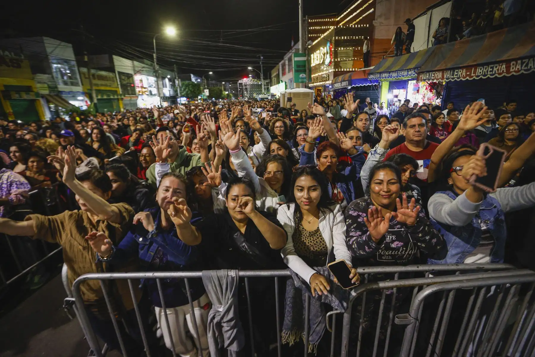 La municipalidad de Magdalena del Mar programó una seríe de actividades artísticas y culturales para los vecinos para celebrar el 151° aniversario del distrito. De esta manera, se realizaron las presentaciones del elenco de la Escuela Nacional de Folclore “José María Arguedas”, de Max Castro, Marisol y la Magia del Norte, Pedro Suárez Vértiz-La Banda, Hernán Vidaurre, los Hermanos Yaipén, el Show infantil de la china y así como un sesión solemne presidida por el alcalde del distrito Francis Allison.
Foto: ANDINA/Muni Magdalena del Mar
