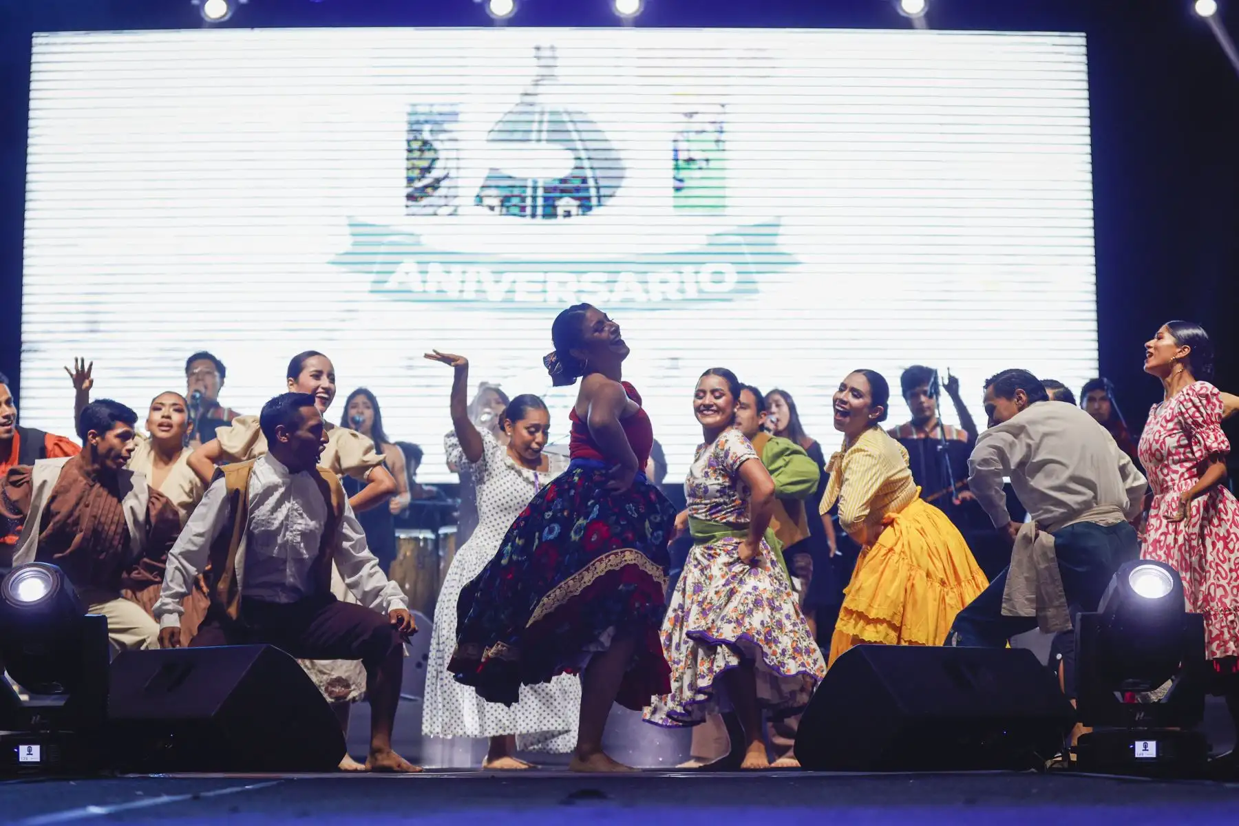 La municipalidad de Magdalena del Mar programó una seríe de actividades artísticas y culturales para los vecinos para celebrar el 151° aniversario del distrito. De esta manera, se realizaron las presentaciones del elenco de la Escuela Nacional de Folclore “José María Arguedas”, de Max Castro, Marisol y la Magia del Norte, Pedro Suárez Vértiz-La Banda, Hernán Vidaurre, los Hermanos Yaipén, el Show infantil de la china y así como un sesión solemne presidida por el alcalde del distrito Francis Allison.
Foto: ANDINA/Muni Magdalena del Mar