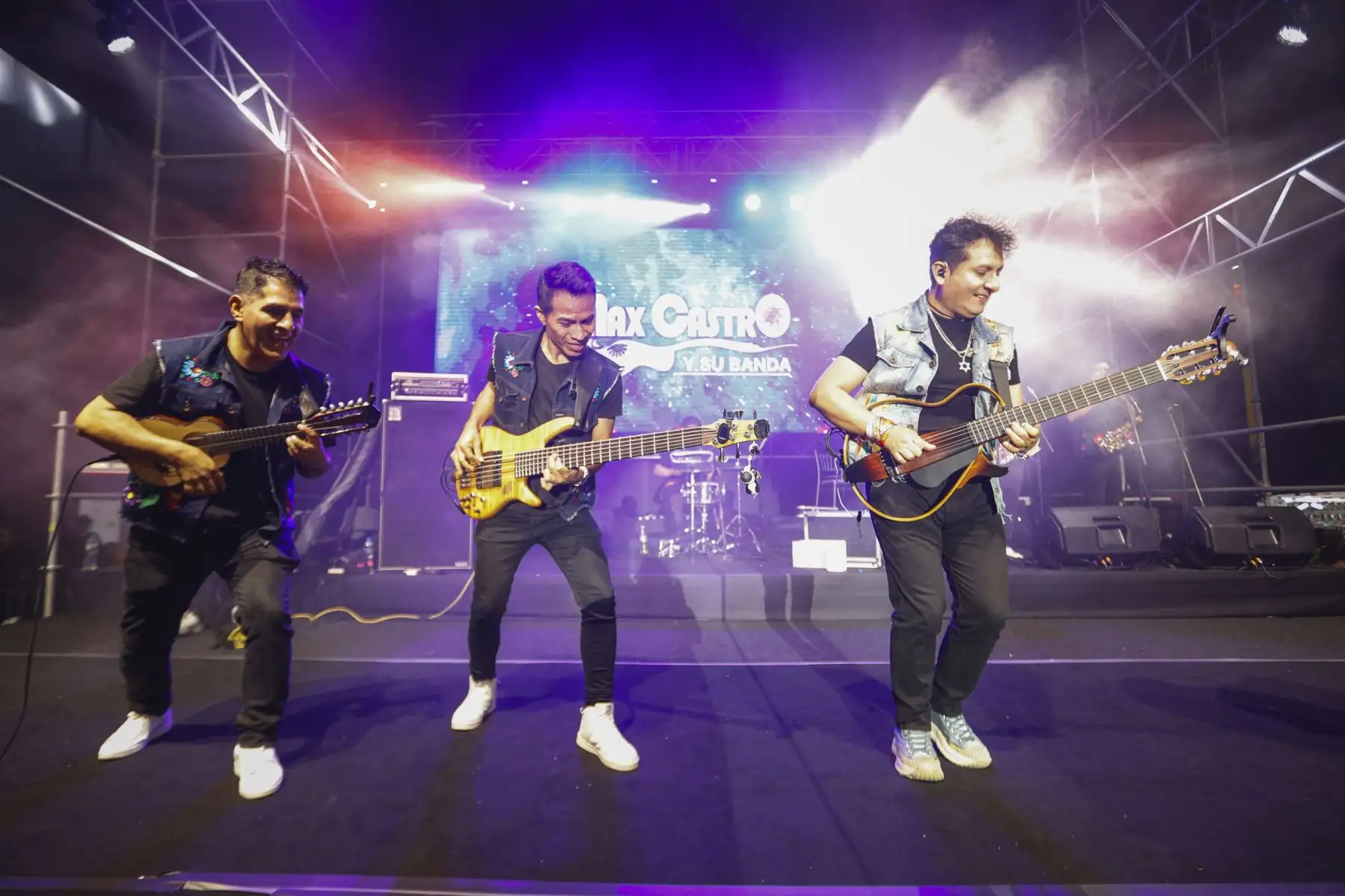 La municipalidad de Magdalena del Mar programó una seríe de actividades artísticas y culturales para los vecinos para celebrar el 151° aniversario del distrito. De esta manera, se realizaron las presentaciones del elenco de la Escuela Nacional de Folclore “José María Arguedas”, de Max Castro, Marisol y la Magia del Norte, Pedro Suárez Vértiz-La Banda, Hernán Vidaurre, los Hermanos Yaipén, el Show infantil de la china y así como un sesión solemne presidida por el alcalde del distrito Francis Allison.
Foto: ANDINA/Muni Magdalena del Mar