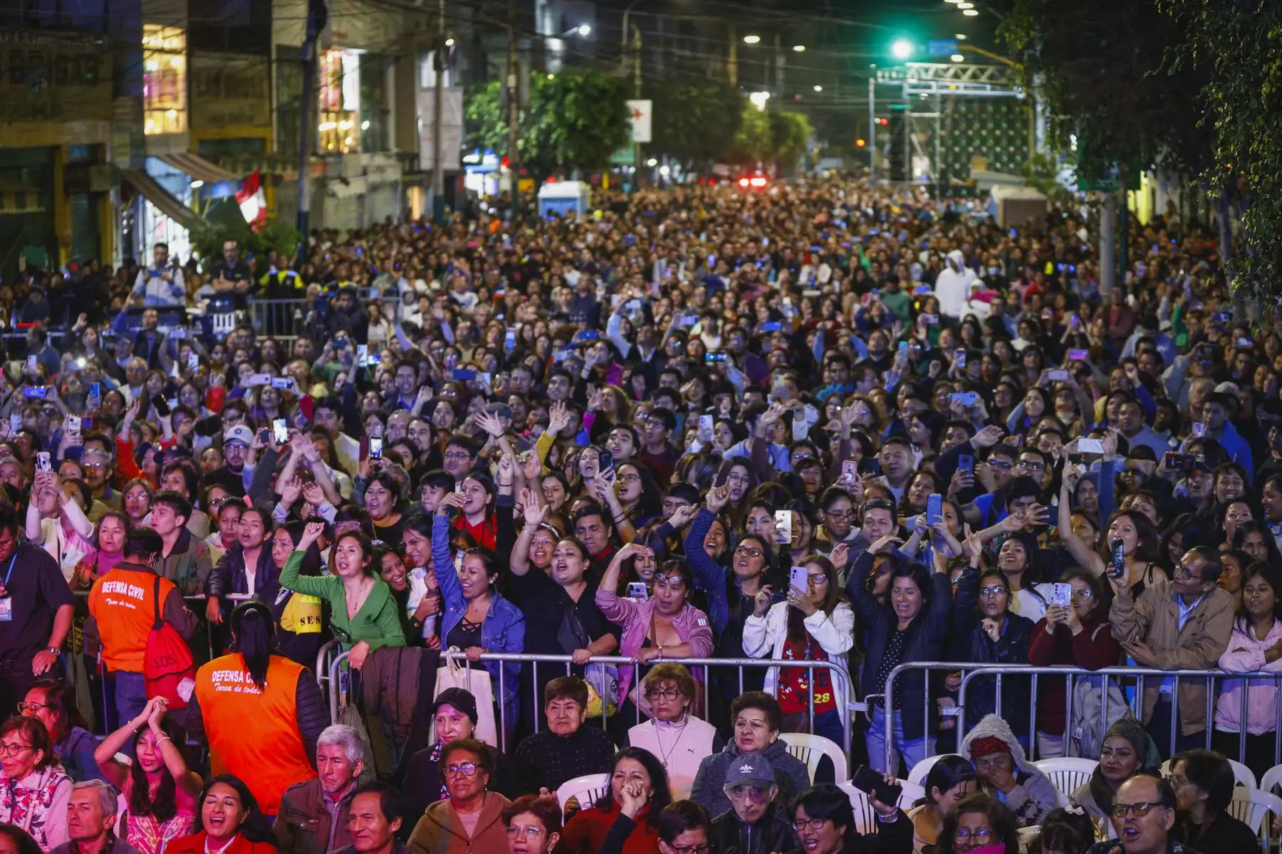 La municipalidad de Magdalena del Mar programó una seríe de actividades artísticas y culturales para los vecinos para celebrar el 151° aniversario del distrito. De esta manera, se realizaron las presentaciones del elenco de la Escuela Nacional de Folclore “José María Arguedas”, de Max Castro, Marisol y la Magia del Norte, Pedro Suárez Vértiz-La Banda, Hernán Vidaurre, los Hermanos Yaipén, el Show infantil de la china y así como un sesión solemne presidida por el alcalde del distrito Francis Allison.
Foto: ANDINA/Muni Magdalena del Mar