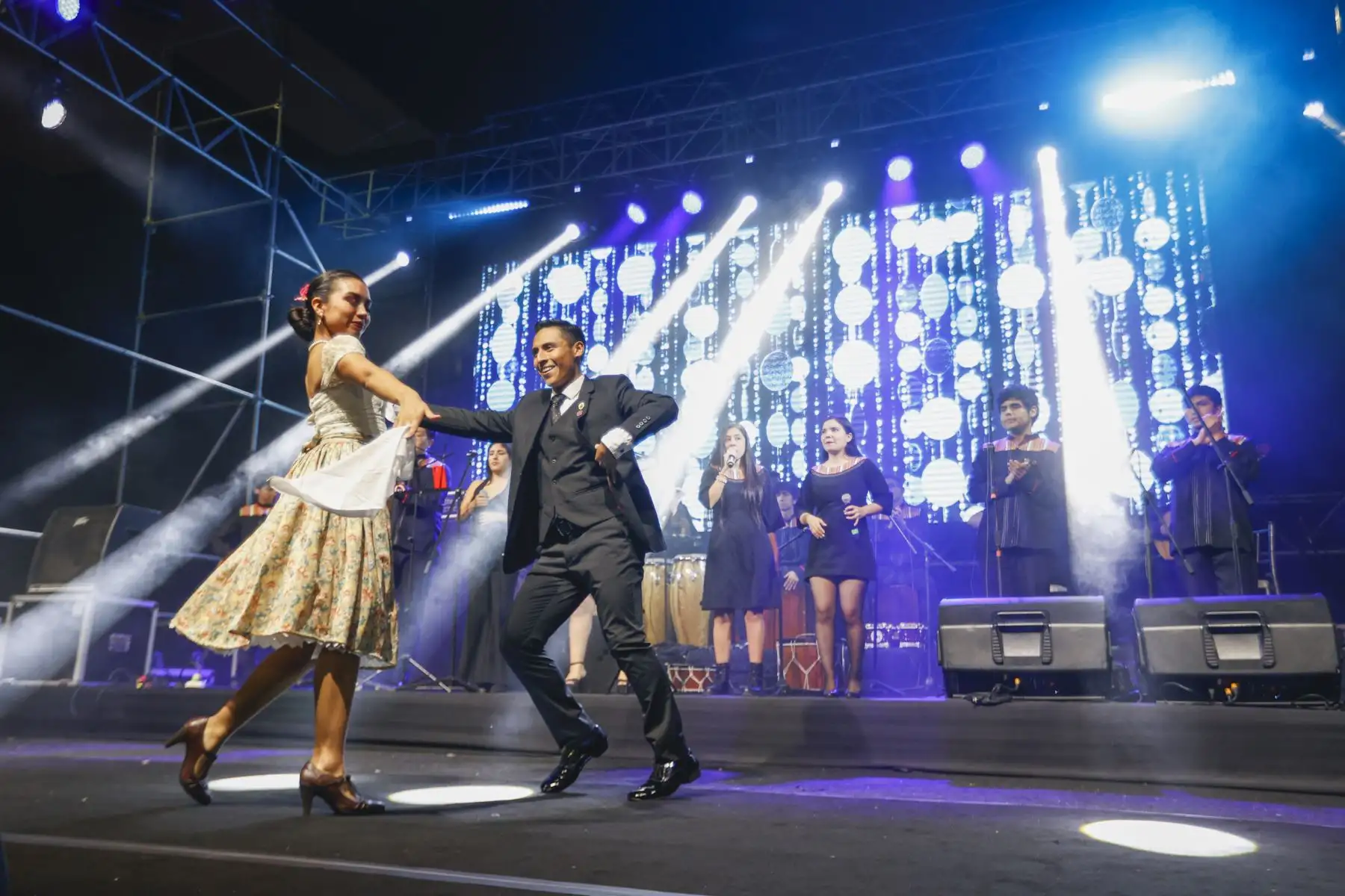 La municipalidad de Magdalena del Mar programó una seríe de actividades artísticas y culturales para los vecinos para celebrar el 151° aniversario del distrito. De esta manera, se realizaron las presentaciones del elenco de la Escuela Nacional de Folclore “José María Arguedas”, de Max Castro, Marisol y la Magia del Norte, Pedro Suárez Vértiz-La Banda, Hernán Vidaurre, los Hermanos Yaipén, el Show infantil de la china y así como un sesión solemne presidida por el alcalde del distrito Francis Allison.
Foto: ANDINA/Muni Magdalena del Mar