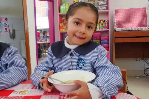 Niños consumen nutritivos desayunos escolares que son preparados con alimentos de Qali Warma. Foto: ANDINA/Difusión
