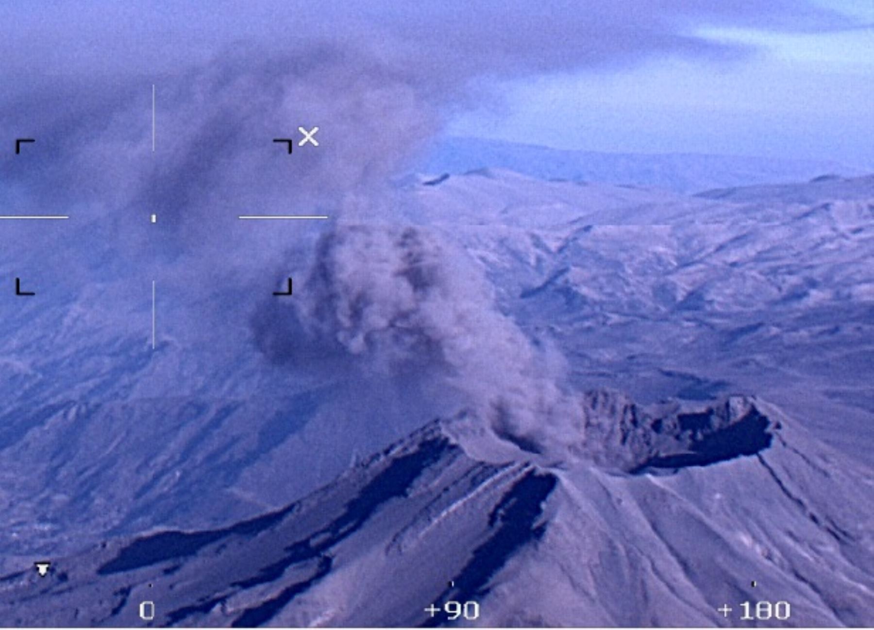 Impresionante imagen aérea del volcán Ubinas en el momento en que expulsa cenizas. Foto: IGP.