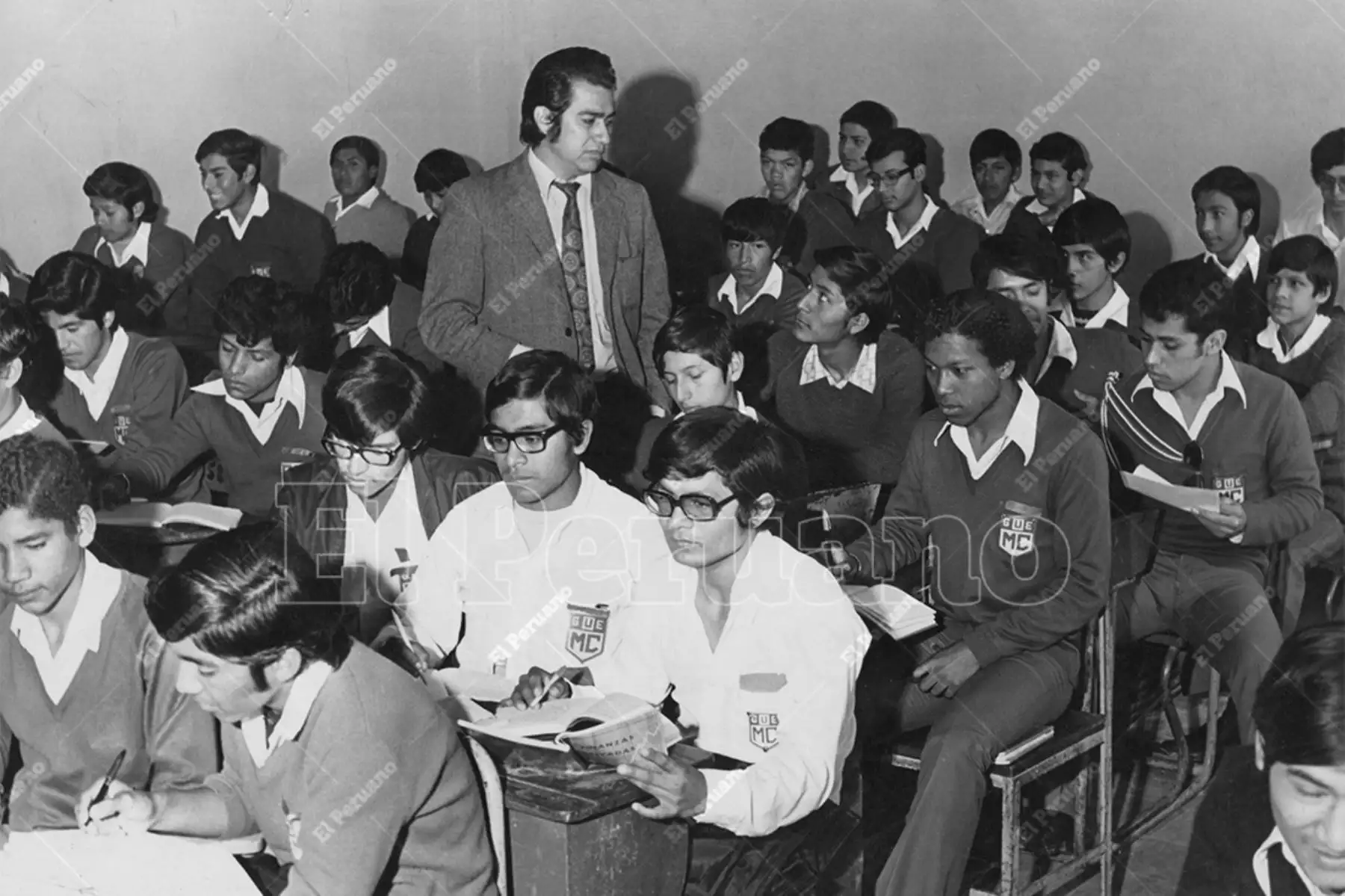 Lima - 14 agosto 1975  / Un maestro dicta clases a un grupo de alumnos de la Gran Unidad Escolar Melitón Carvajal. Foto: Archivo Histórico de El Peruano / Virgilio Molero