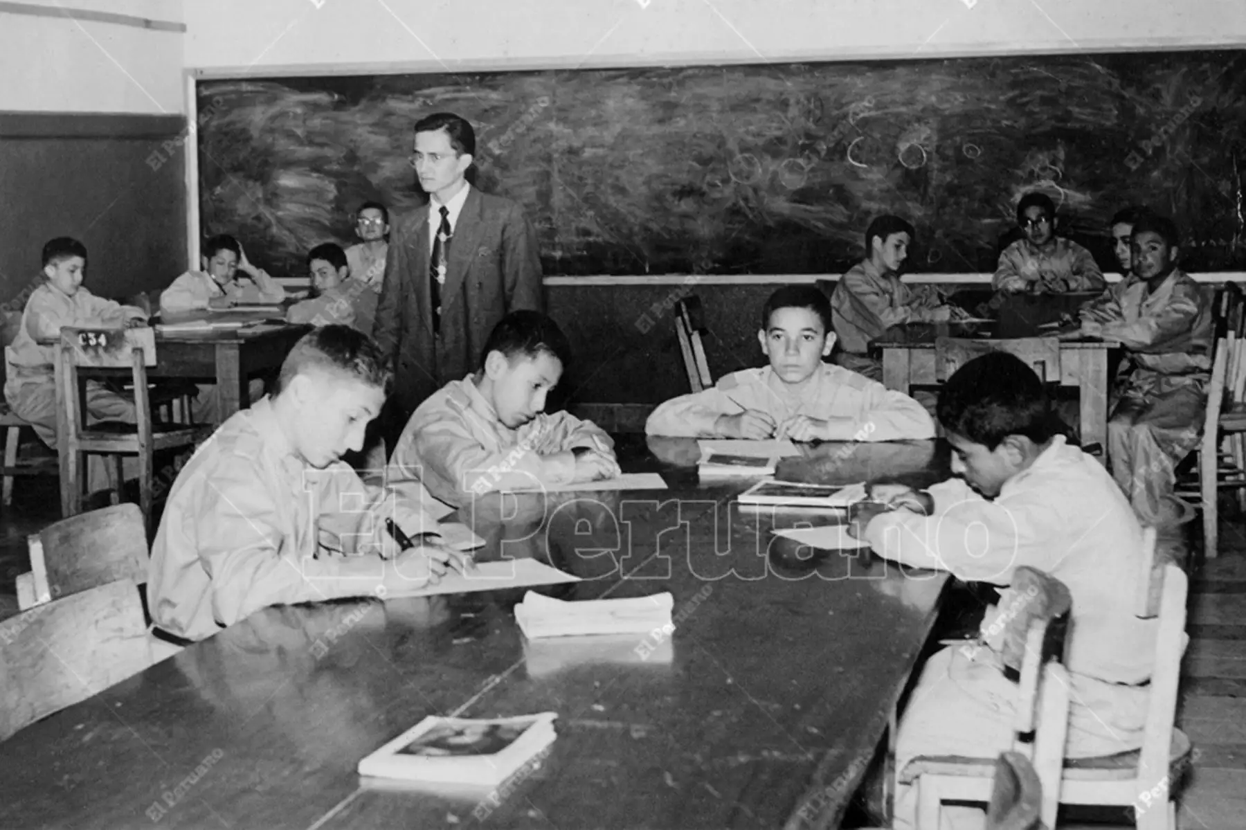 Lima - 7 junio 1954 / Un maestro dicta clases en el Colegio Militar Leoncio Prado, que no solo suministra conocimientos de cursos, sino que da cardinal importancia a la ética y la moral. Foto: Archivo Histórico de El Peruano