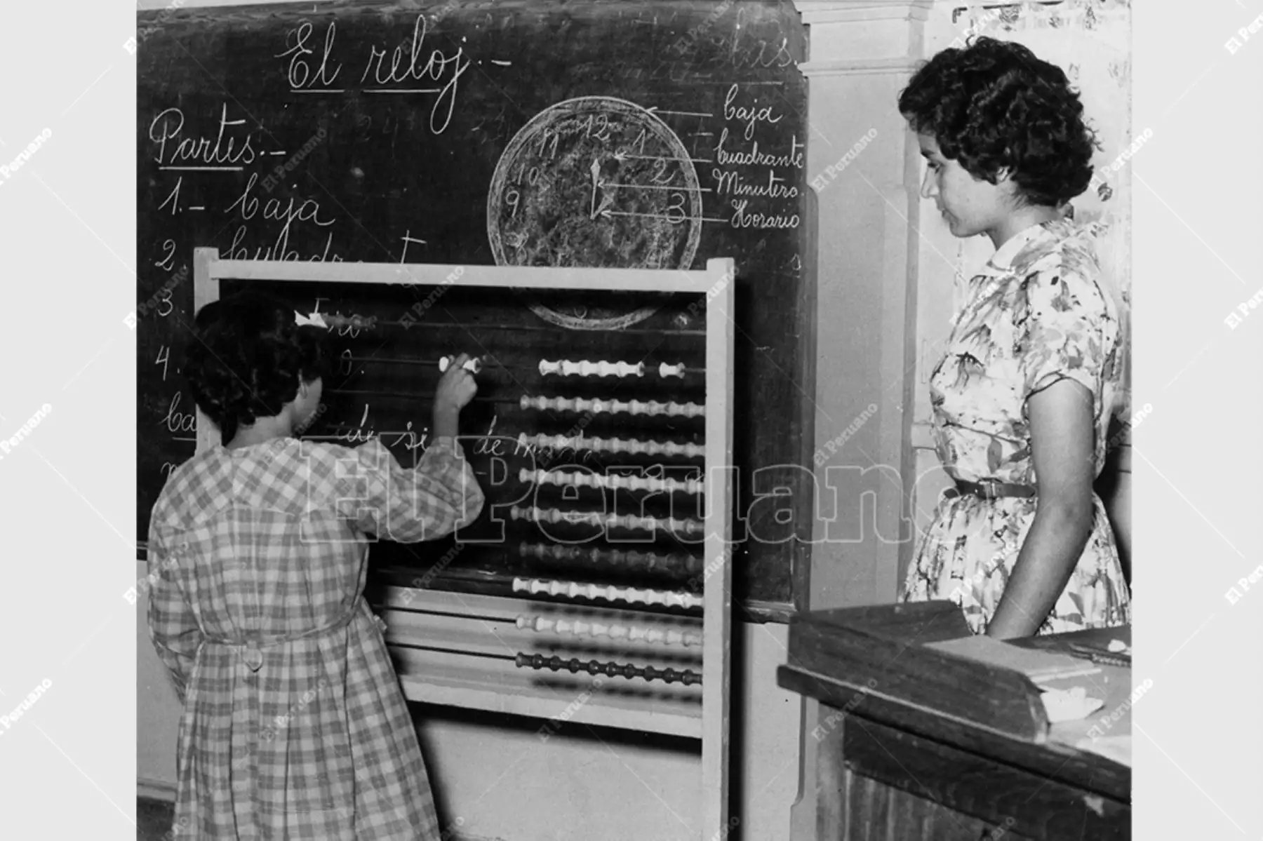 Lima - 24 mayo 1957 / La educación primaria en el Puericultorio Pérez Araníbar es impartida por señoritas normalistas o por madres de la Congregación de San Vicente de Paúl  especializadas en pedagogía. En la imagen, la profesora Rita Soledad Berríos, durante una clase de matemática del primer año. Foto: Archivo Histórico de El Peruano