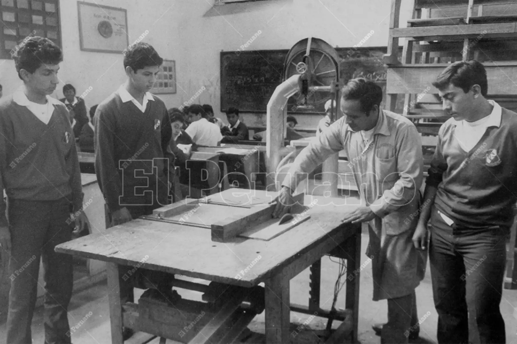 Lima - 1980 aprox. / Un maestro imparte formación técnica en e colegio Nuestro Señora de Guadalupe. Foto: Archivo Histórico de El Peruano