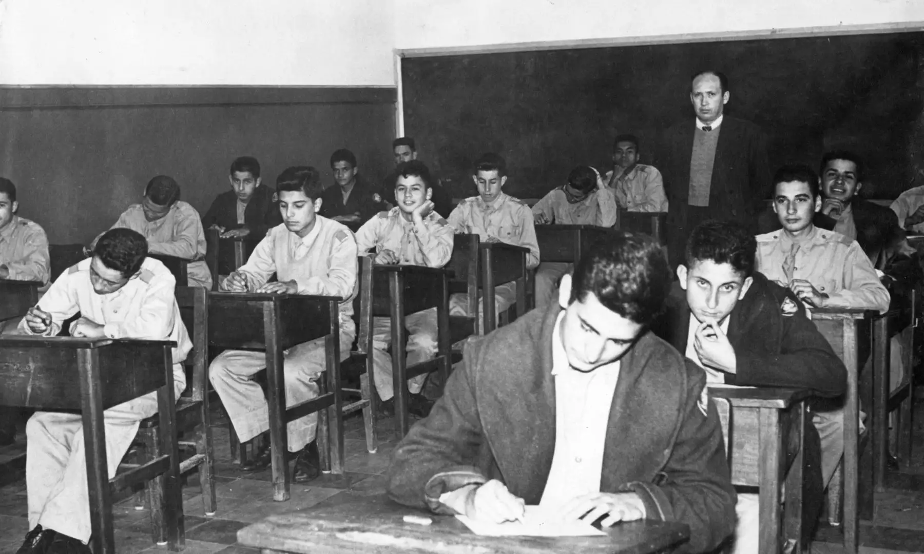 Lima - 7 junio 1954 / Un maestro dicta clase en el Colegio Militar Leoncio Prado, que no solo suministra conocimientos de cursos, sino que da cardinal importancia a la ética y la moral. Foto: Archivo Histórico de El Peruano