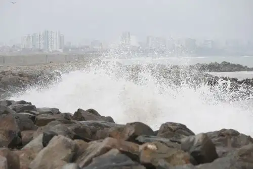 Oleaje anómalo golpea con fuerza la costa del país. ANDINA/Daniel Bracamonte