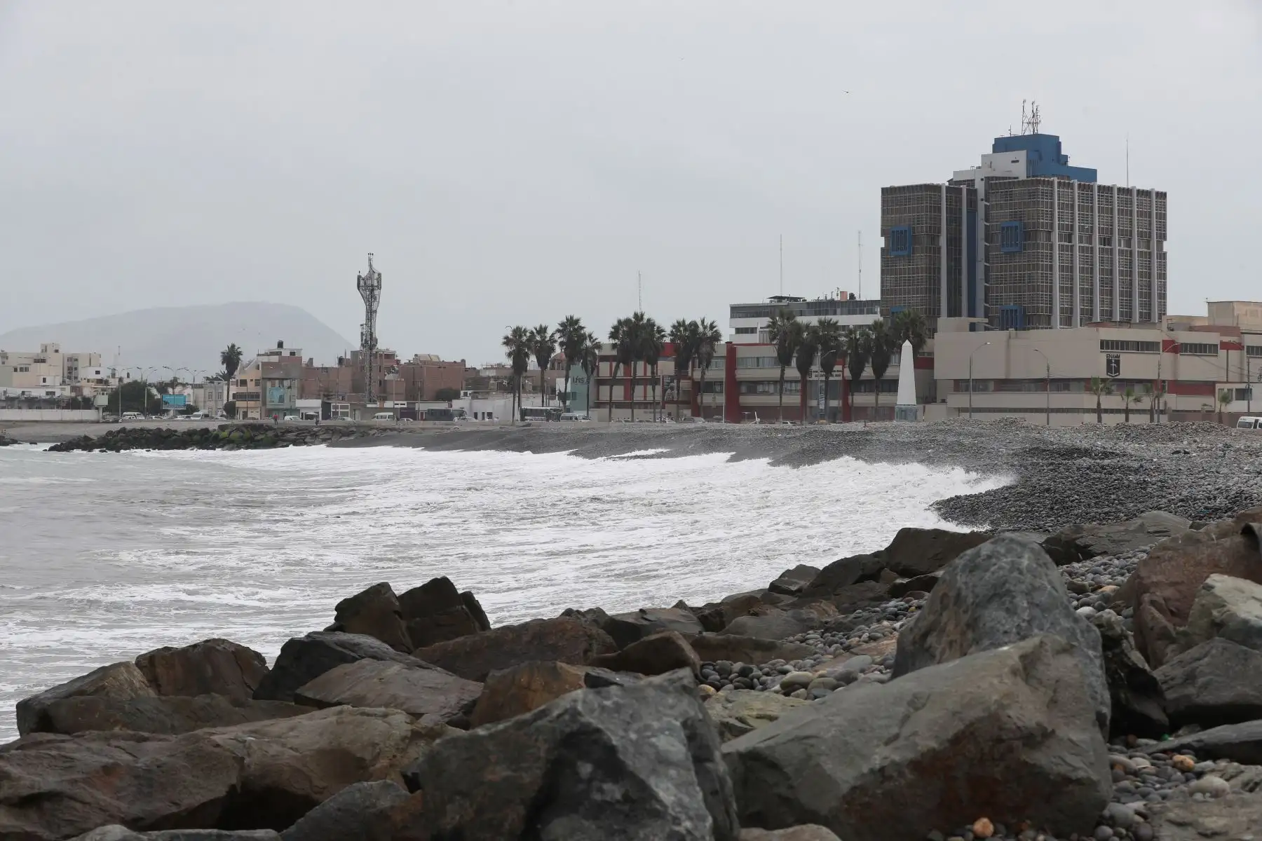 Oleaje anómalo en la costa peruana provoca el cierre de la Costa Verde en el Callao. Se observaron lobos marinos muertos varados en las playas de La Punta. Foto: ANDINA/Daniel Bracamonte