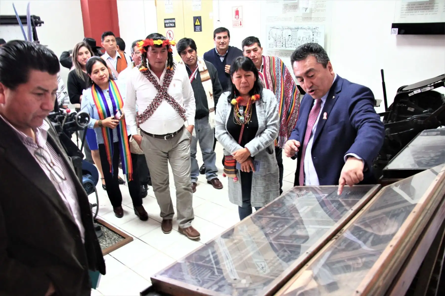 Docentes de diferentes pueblos originarios que laboran en el Ministerio de Educación visitaron las instalaciones del diario oficial el Peruano y la Agencia Andina en el Día del Maestro y agradecieron a su director, Félix Paz, por el constante apoyo en la difusión de información vinculada a la educación intercultural bilingüe y las 48 lenguas originarias del país. Foto: ANDINA/Difusión.