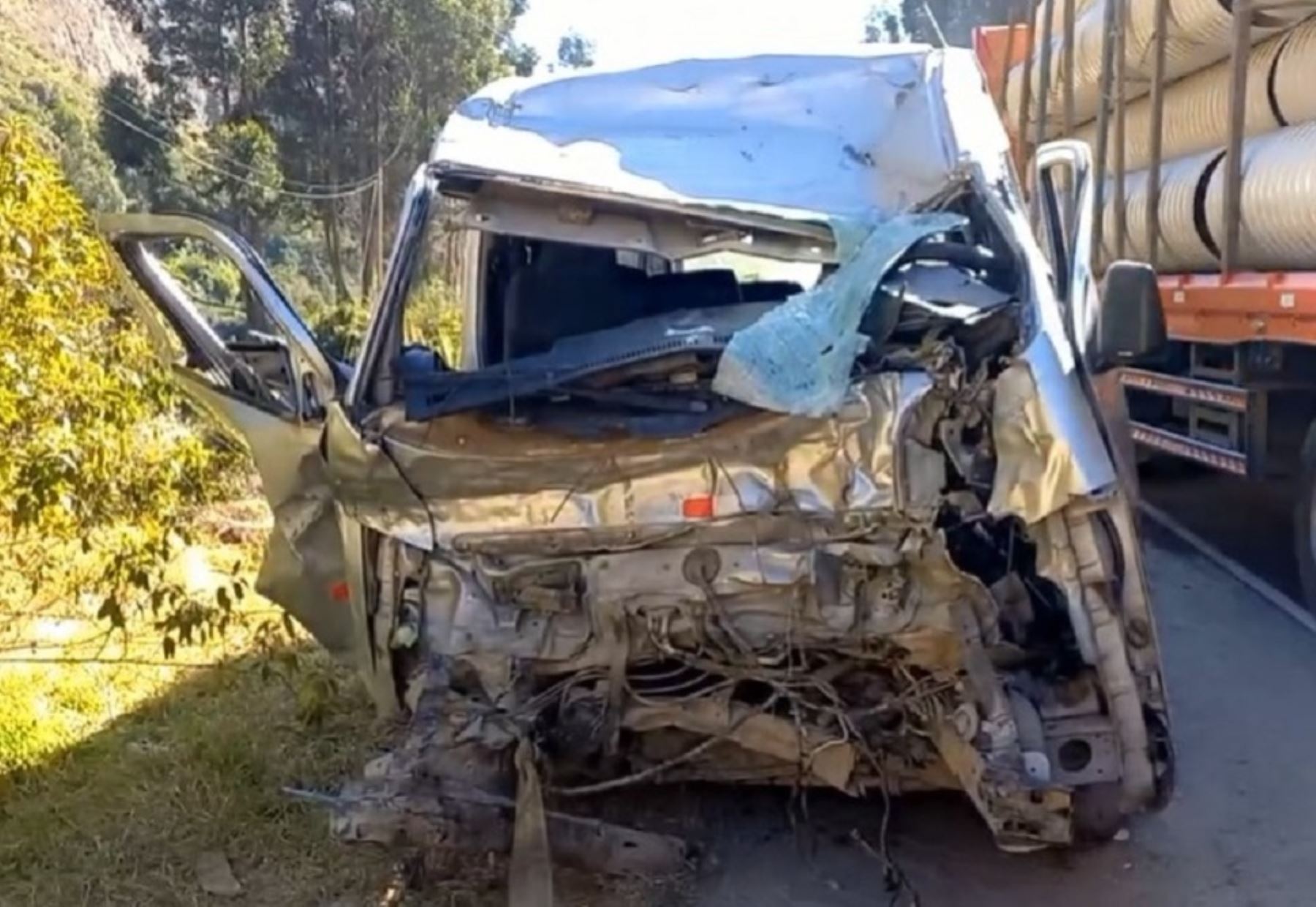 El choque frontal entre un bus interprovincial y una camioneta combi dejó un muerto y varios heridos. El accidente ocurrió en la carretera Central, en el tramo que une Pasco con Huánuco.