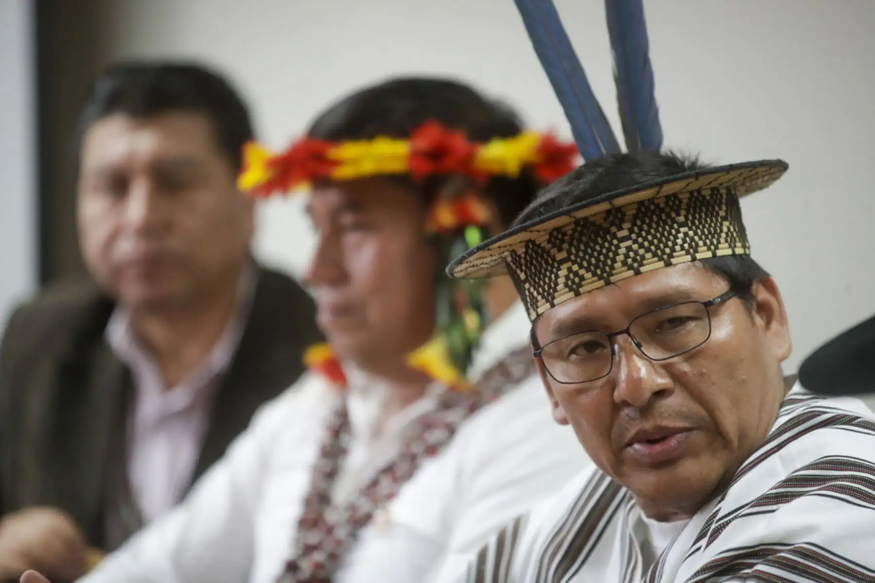 Docentes de diferentes pueblos originarios que laboran en el Ministerio de Educación visitaron las instalaciones del diario oficial el Peruano y la Agencia Andina en el Día del Maestro y agradecieron a su director, Félix Paz, por el constante apoyo en la difusión de información vinculada a la educación intercultural bilingüe y las 48 lenguas originarias del país.
Foto: ANDINA/Juan Carlos Guzmán Negrini